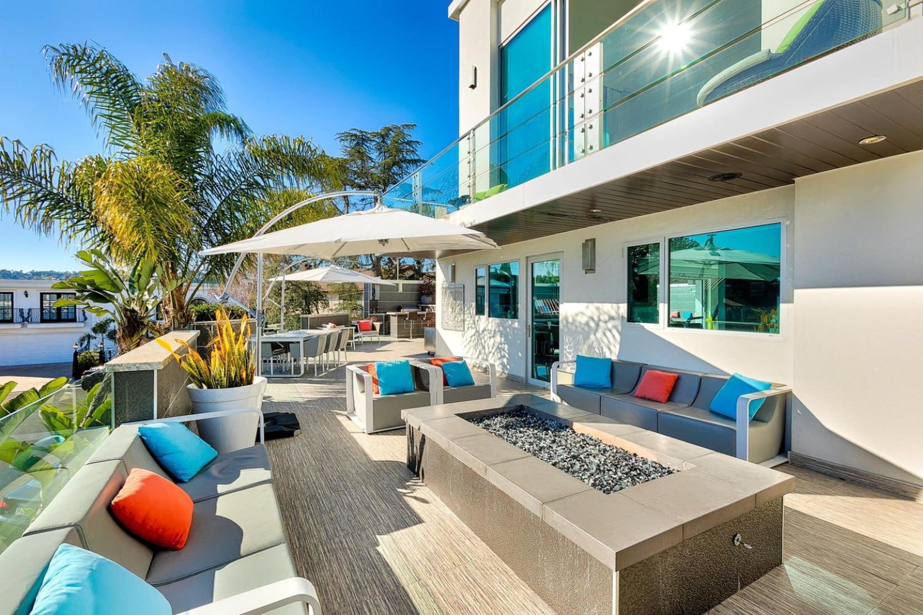 Villa Genesis-HOLLYWOOD ESTATE WITH STUNNING VIEWS