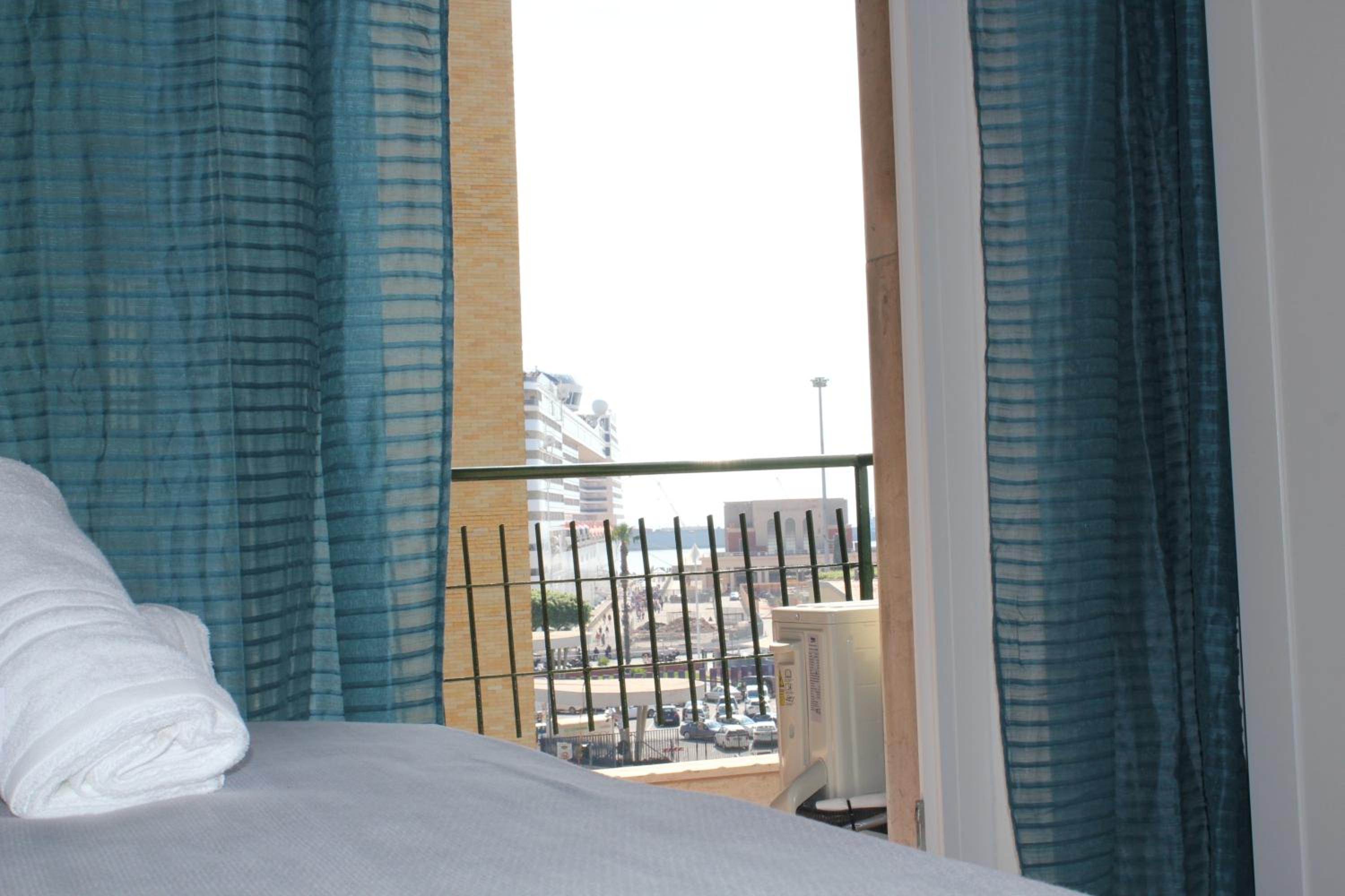 LA FINESTRA SUL PORTO