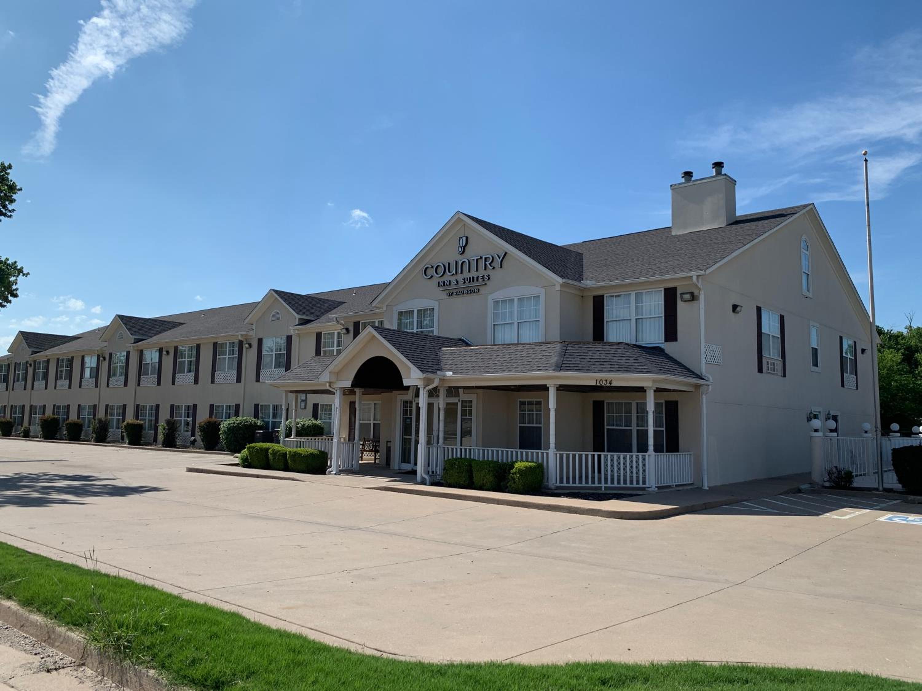 Hotel Country Inn & Suites by Radisson, Tulsa, OK - Image 1