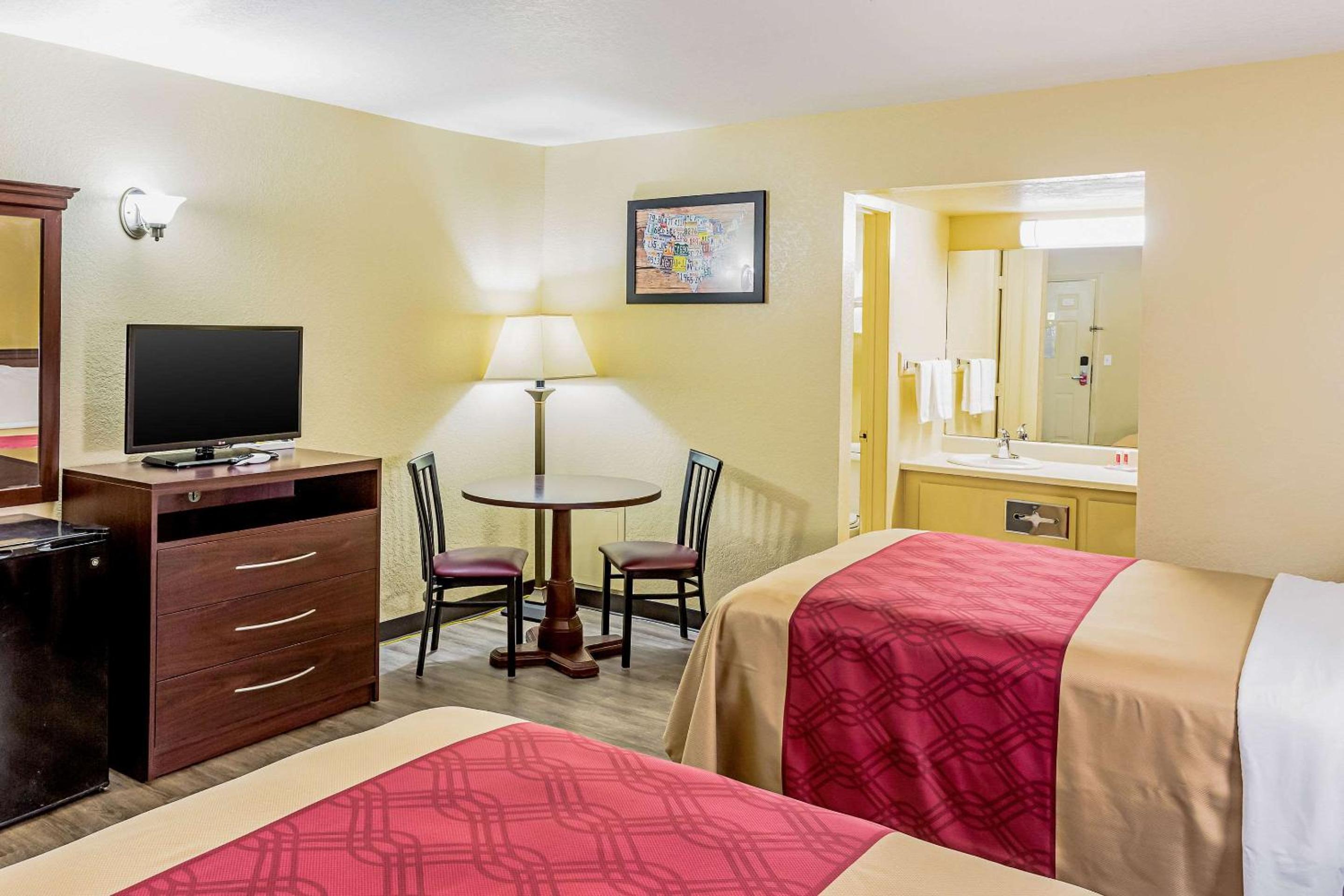 McAlester Vacations - Econo Lodge McAlester - Property Image 5