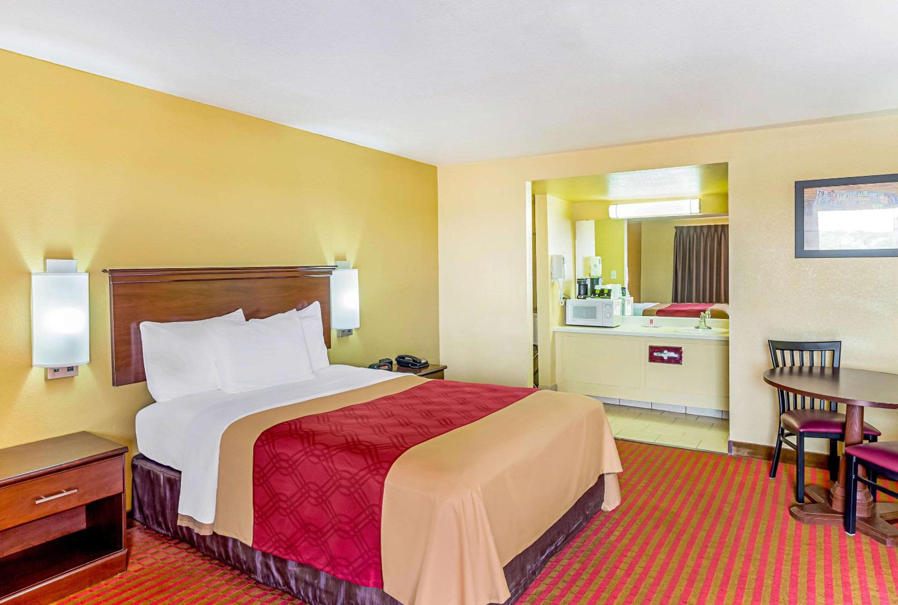 McAlester Vacations - Econo Lodge McAlester - Property Image 3