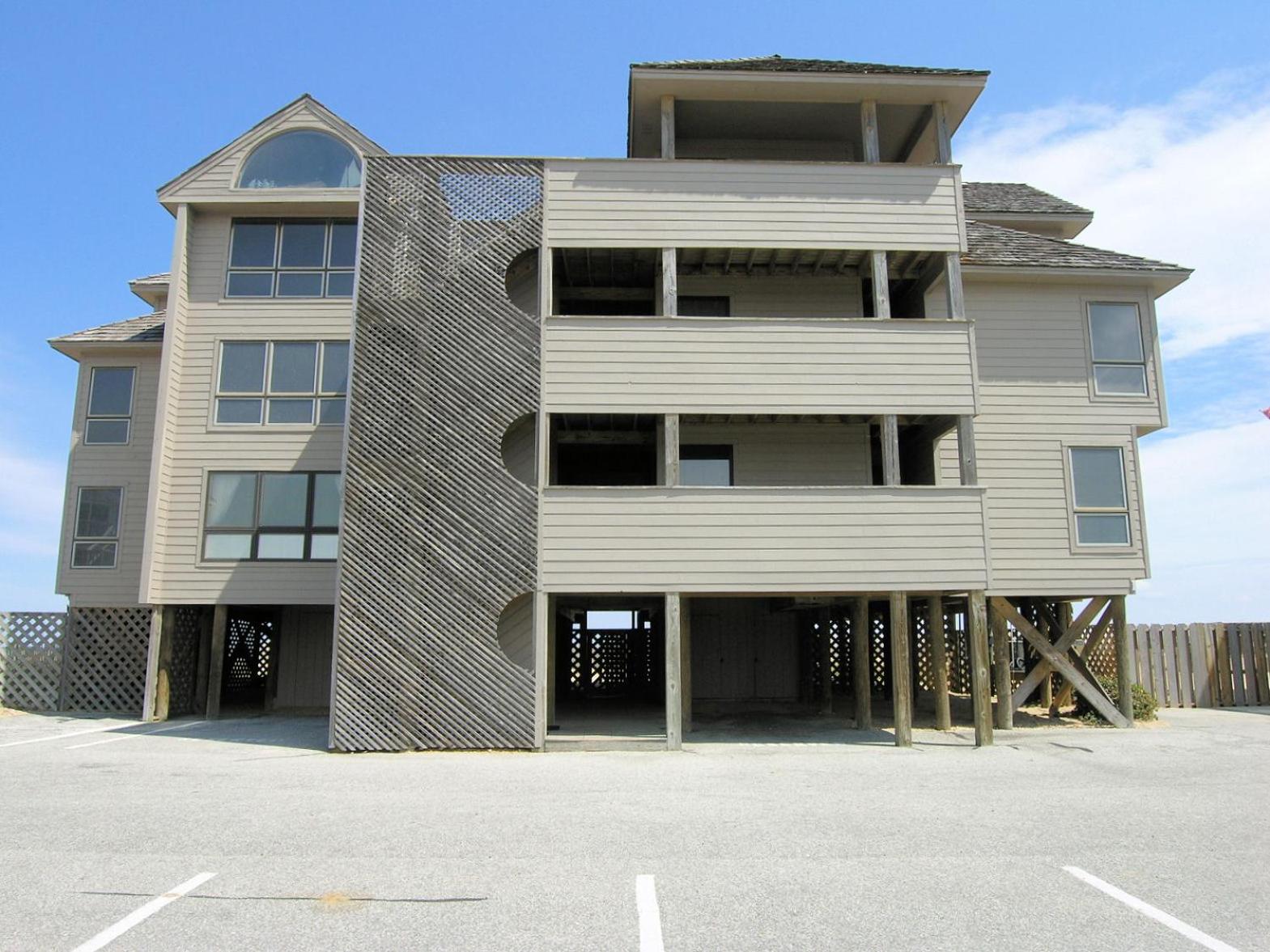 Ocean Song - 2 Bedroom Oceanfront Penthouse Condo in Kill Devil Hills, Spacious Layout