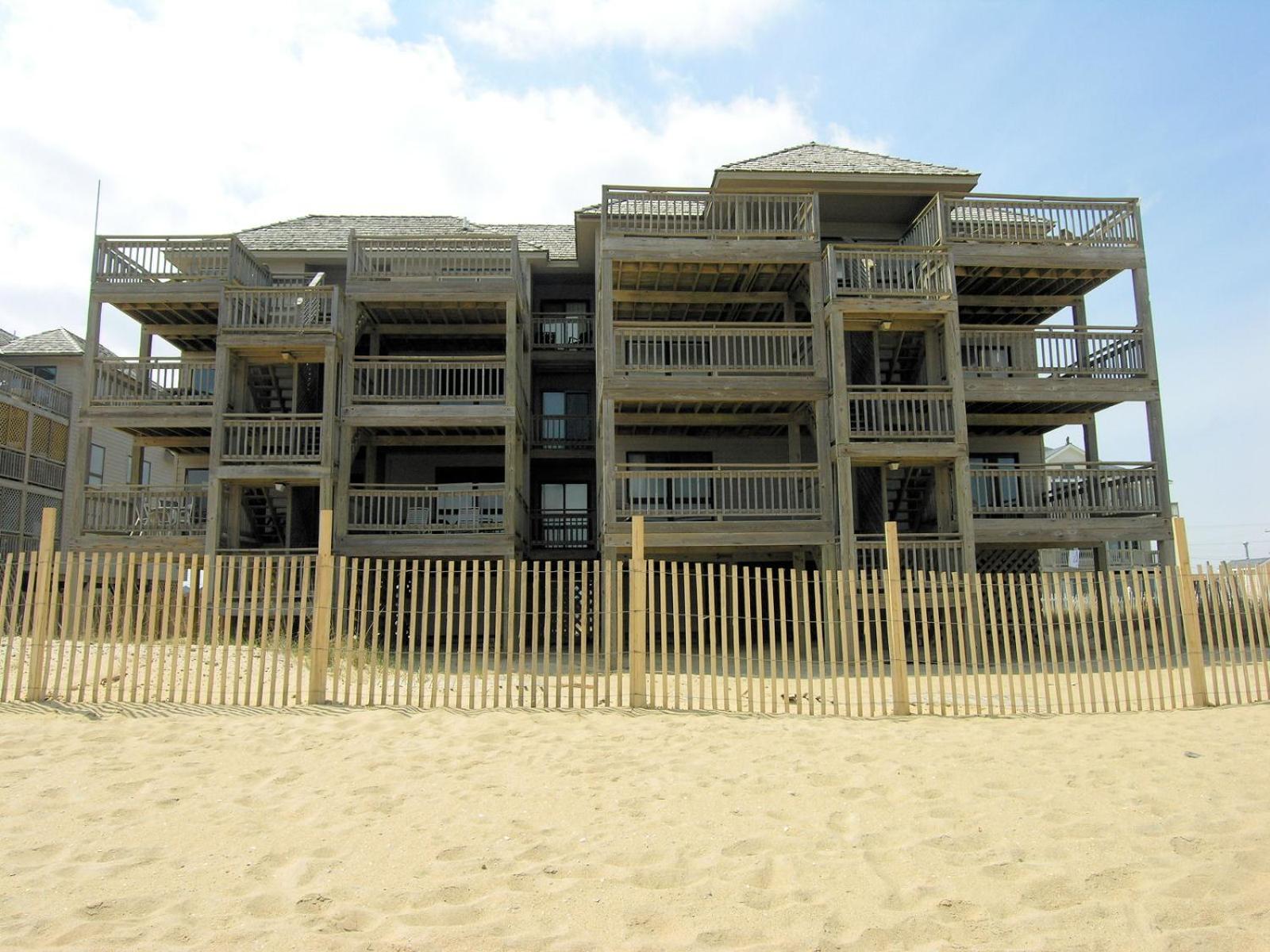Ocean Song - 2 Bedroom Oceanfront Penthouse Condo in Kill Devil Hills, Spacious Layout