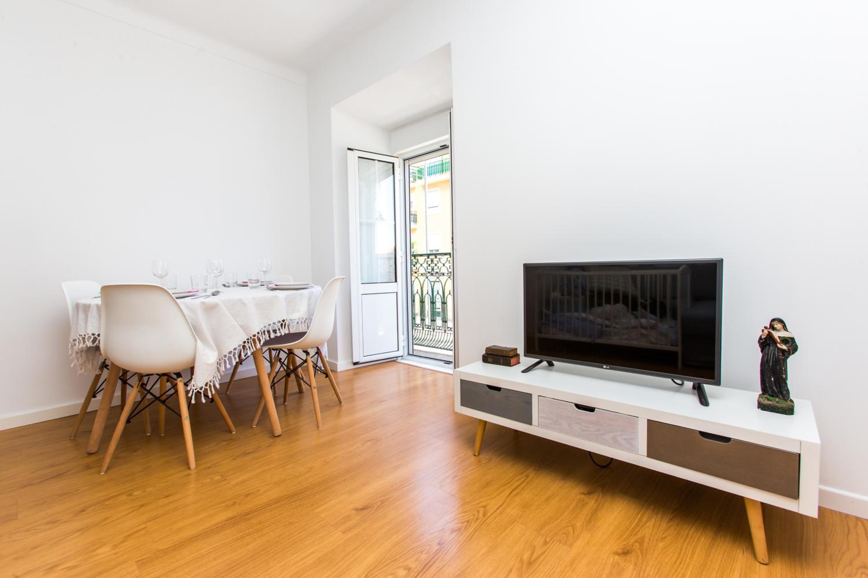 Belem! Charming 2 Bedroom Apartment w terrace, Wifi & free street parking view 5