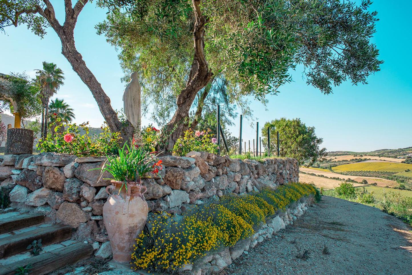 Private Villa Cortijo Sierra y Lago with private swimming pool
