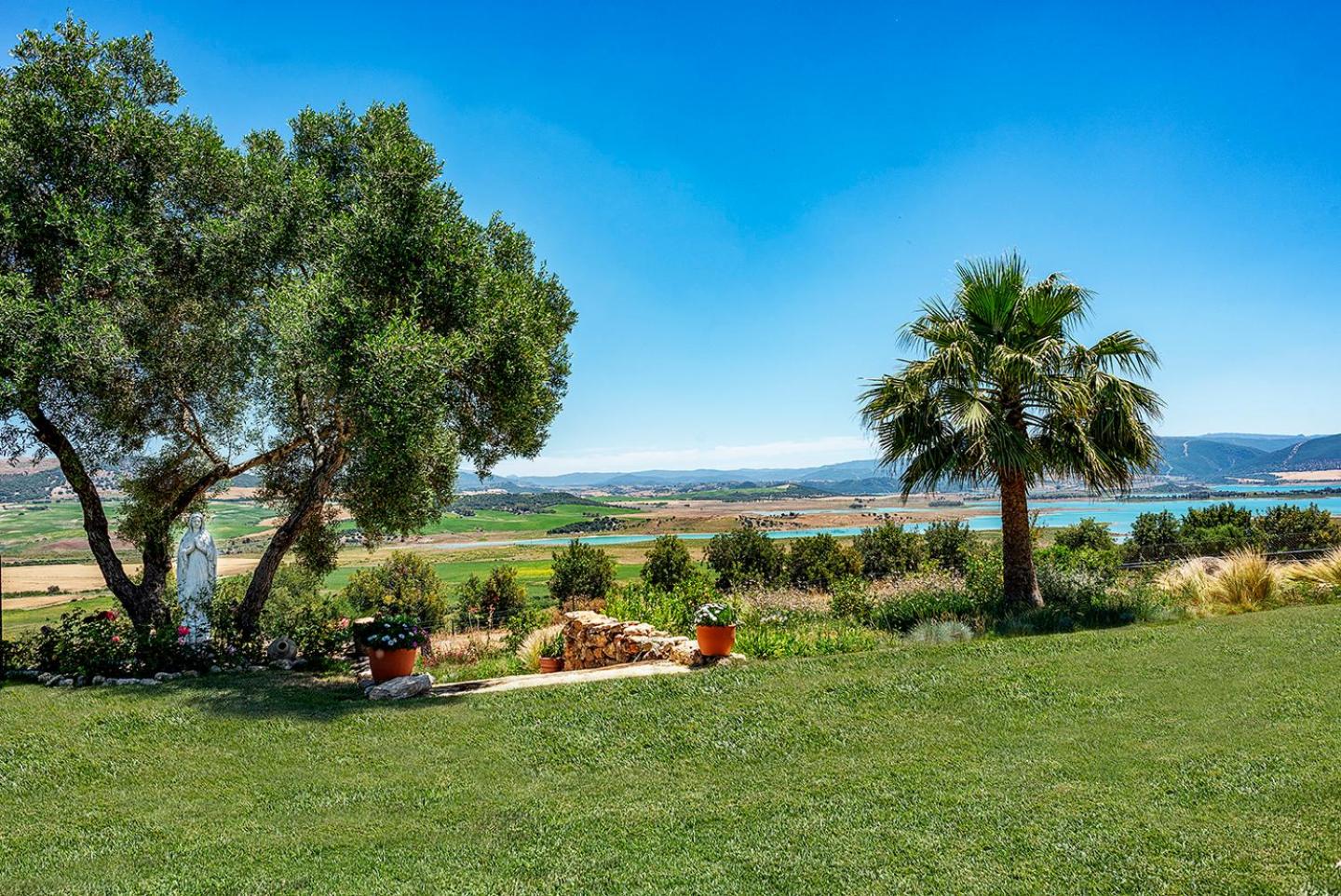 Private Villa Cortijo Sierra y Lago with private swimming pool