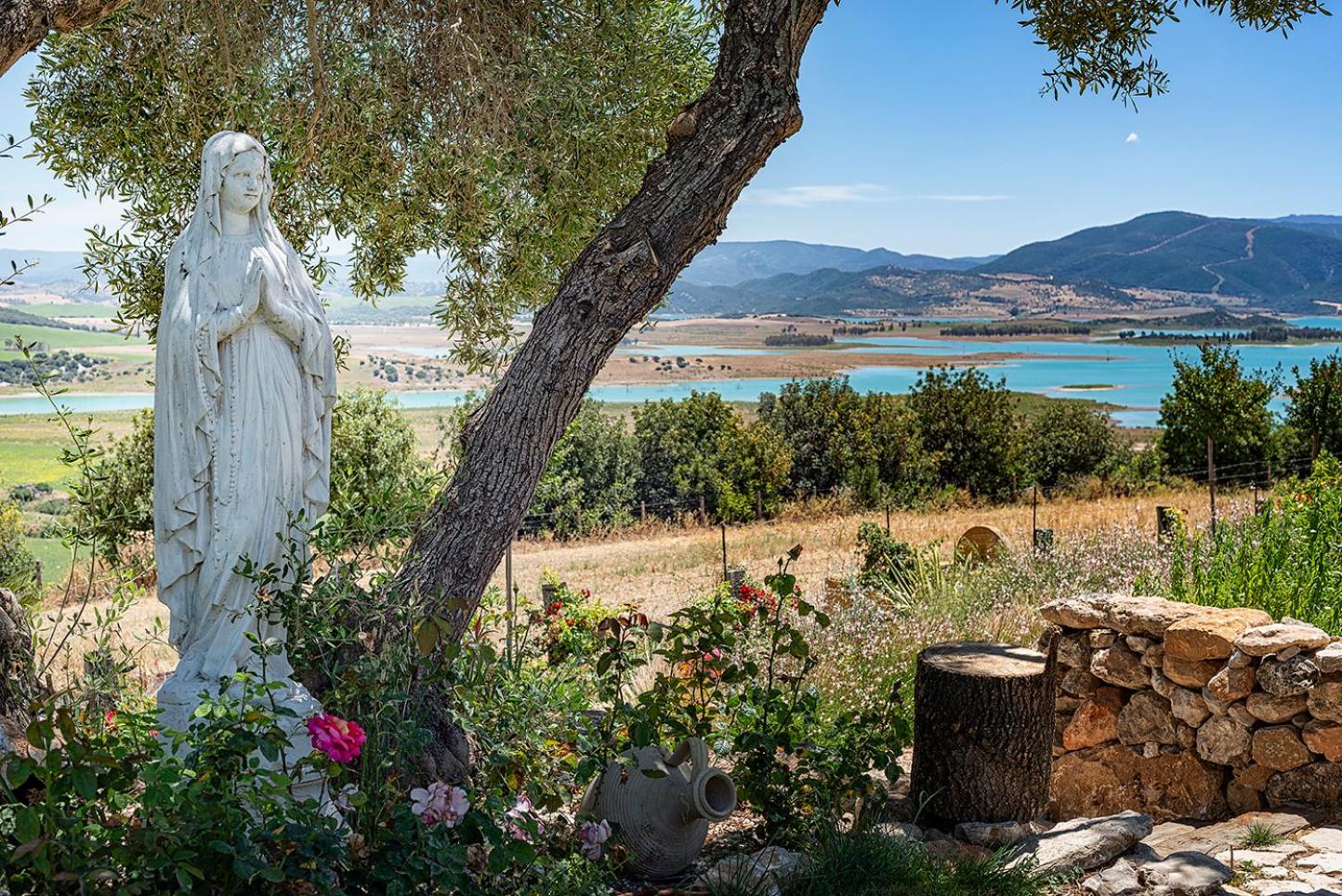 Private Villa Cortijo Sierra y Lago with private swimming pool