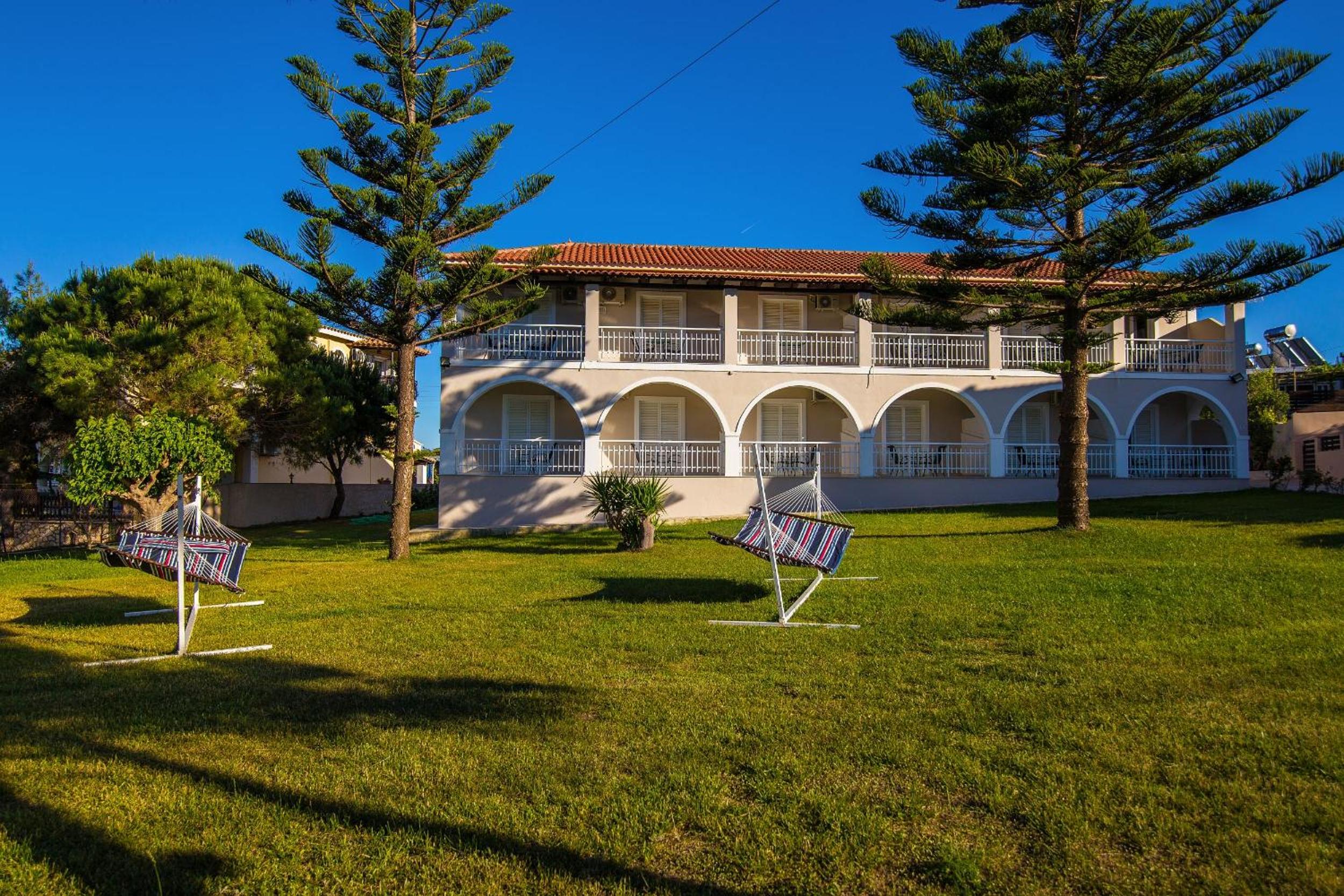 Kondarini's Sea View Studios - Close to the beach, by ZanteWize