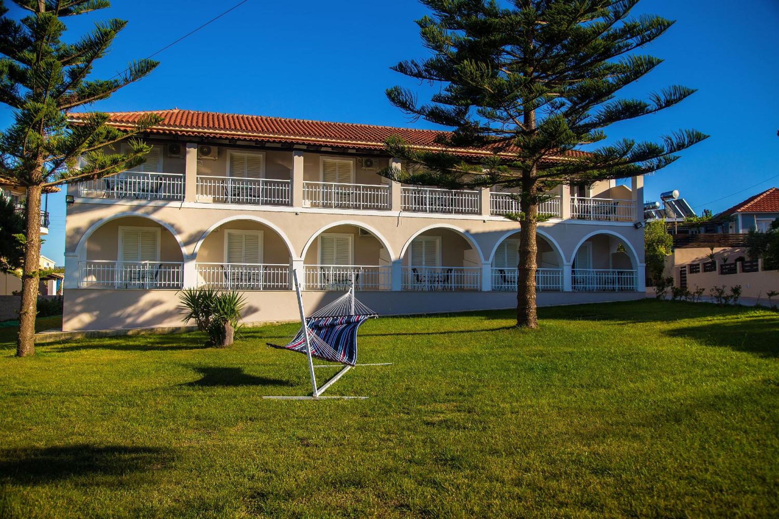 Kondarini's Sea View Studios - Close to the beach, by ZanteWize