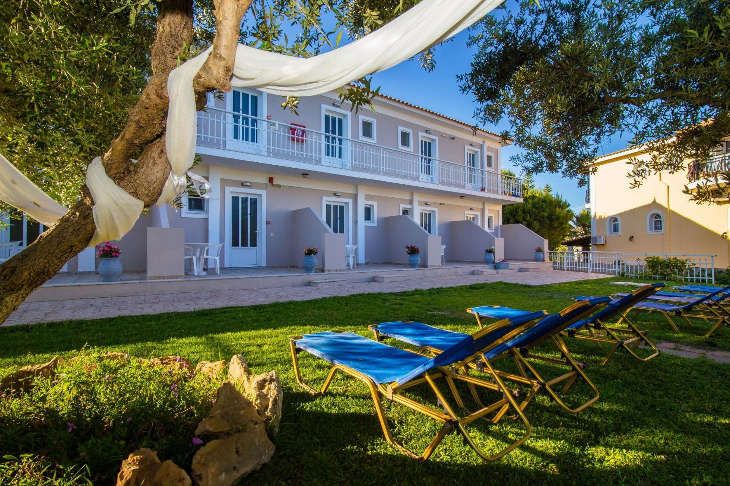 Kondarini's Sea View Studios - Close to the beach, by ZanteWize