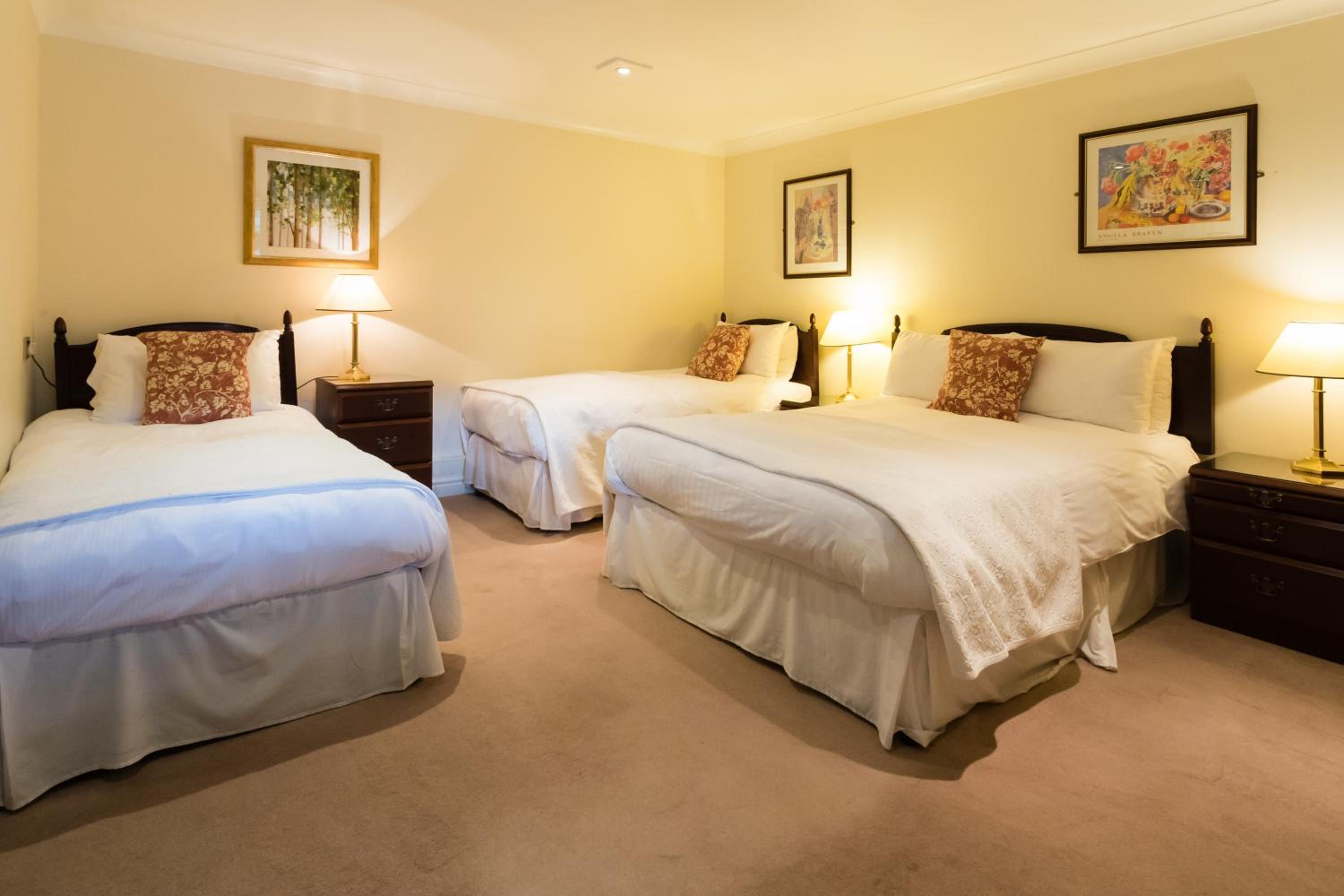 Warwick Vacations - The Old Fourpenny Hotel - Property Image 10