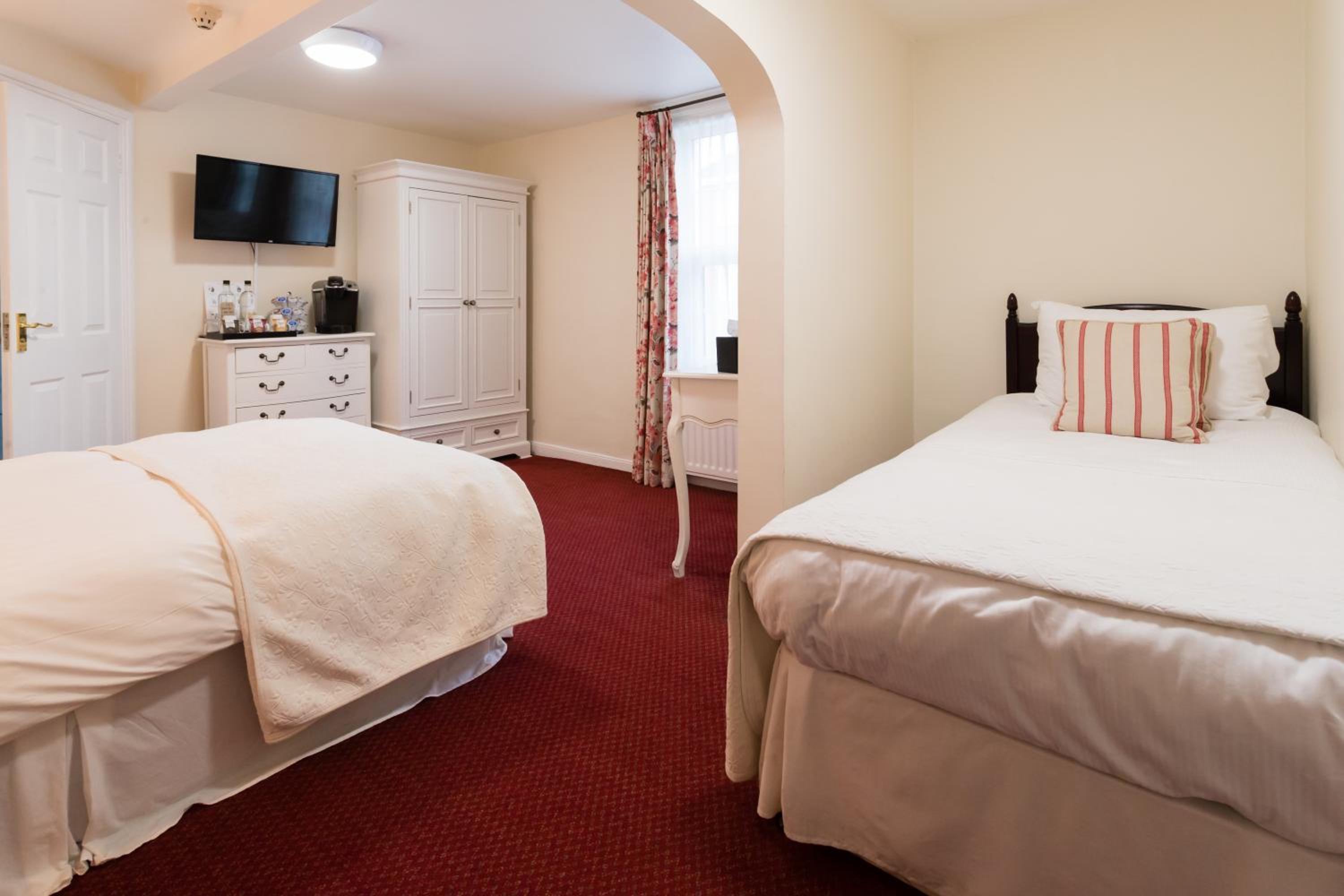 Warwick Vacations - The Old Fourpenny Hotel - Property Image 7