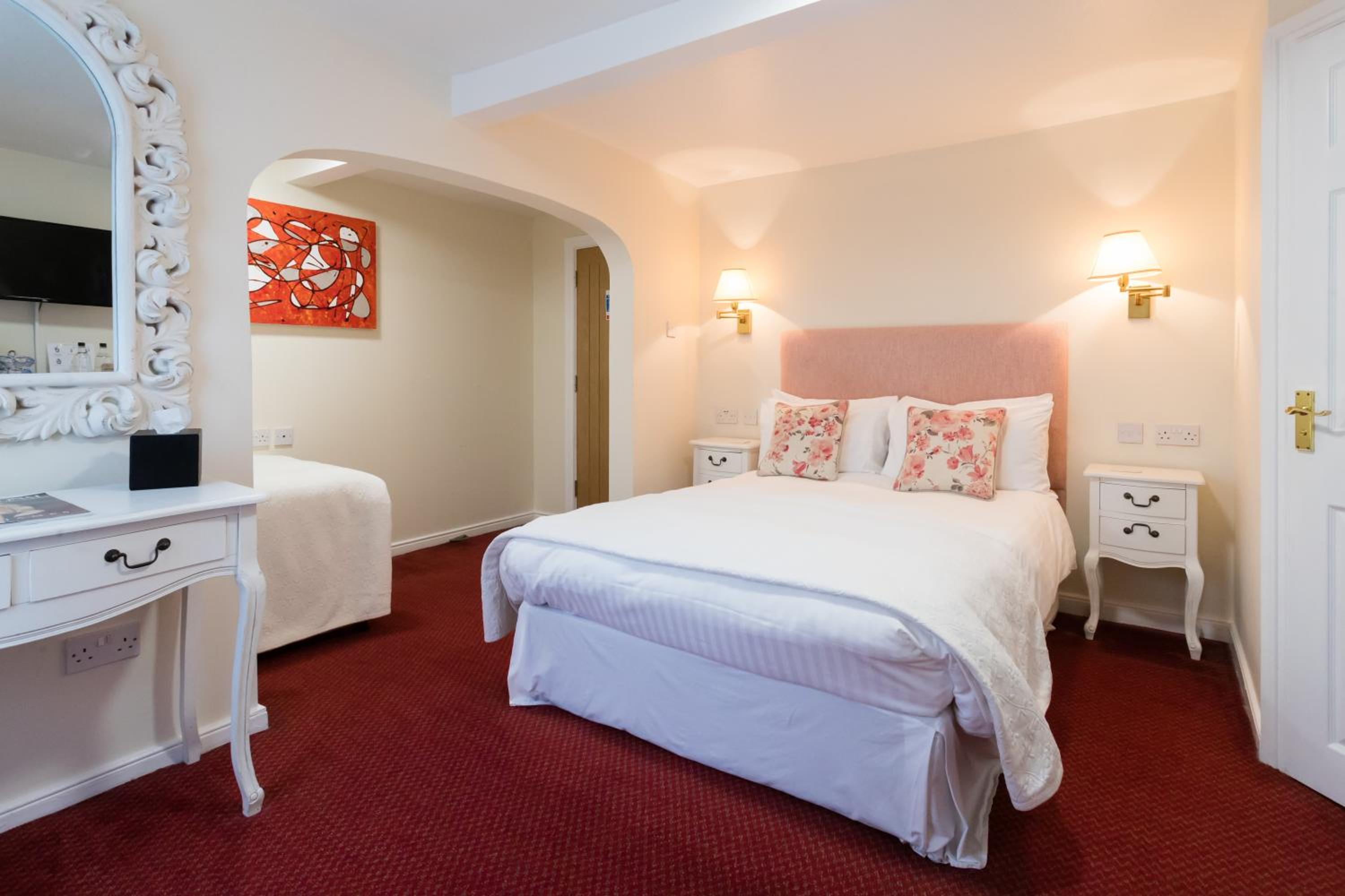 Warwick Vacations - The Old Fourpenny Hotel - Property Image 8