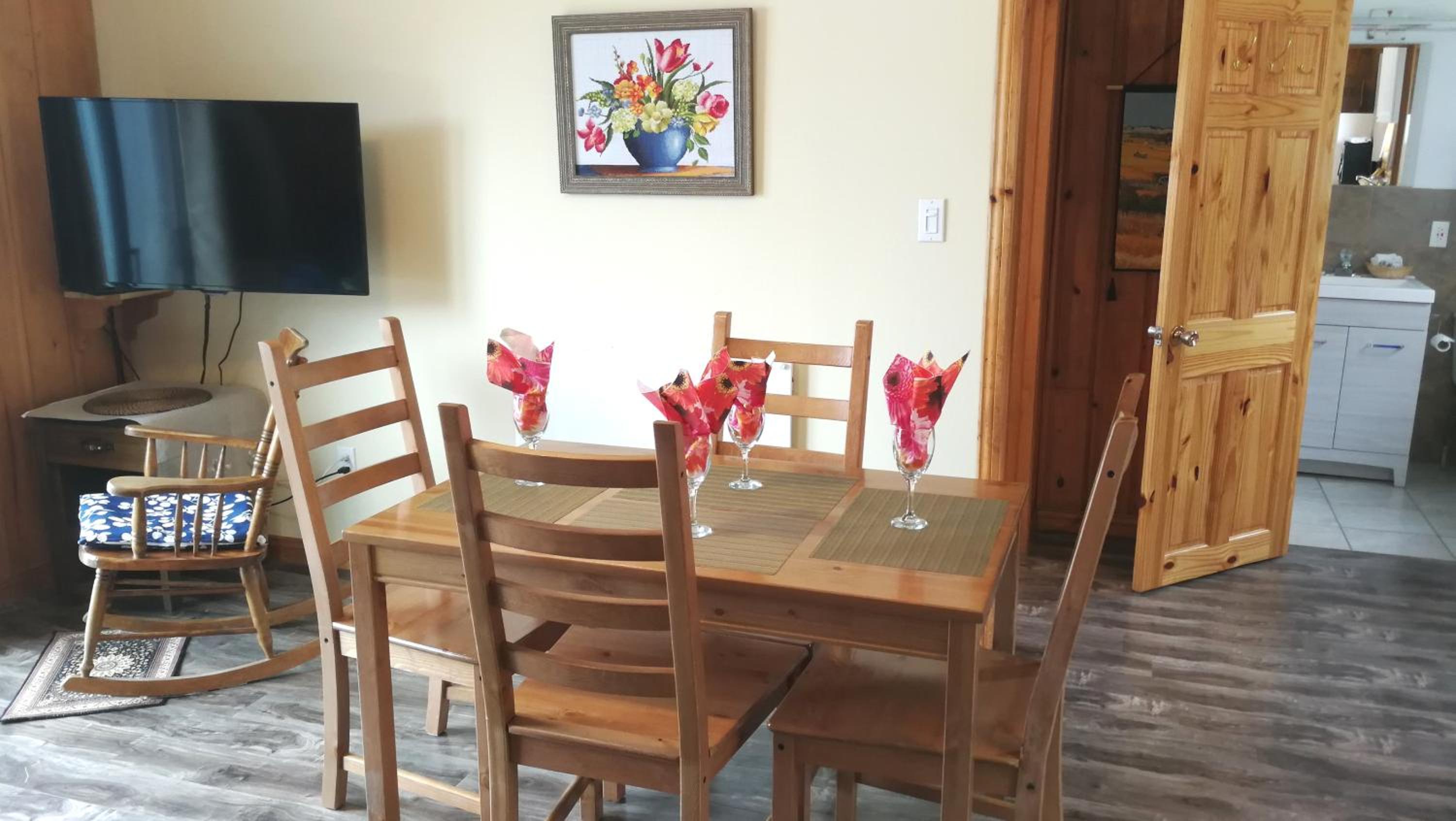 Knotty Pine Cottages, Suites & Motel Rooms