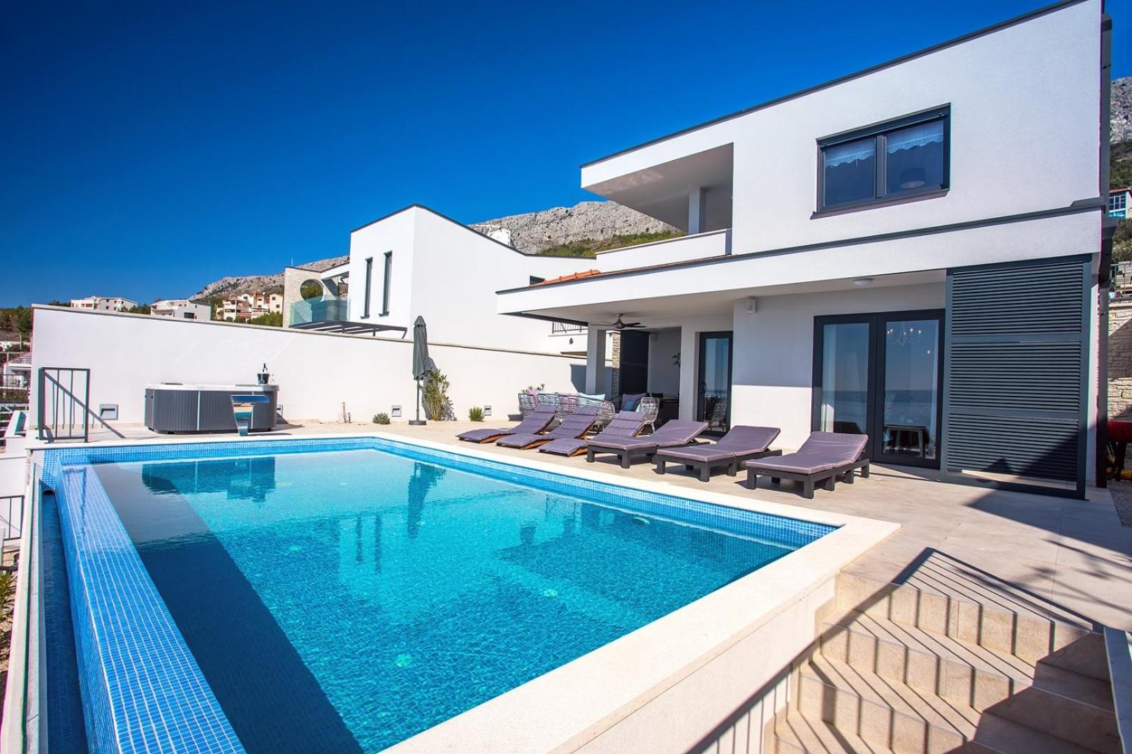 Villa Nano, 4 bedrooms, jacuzzi, heated pool, sea views, pebble beach 850m view 3