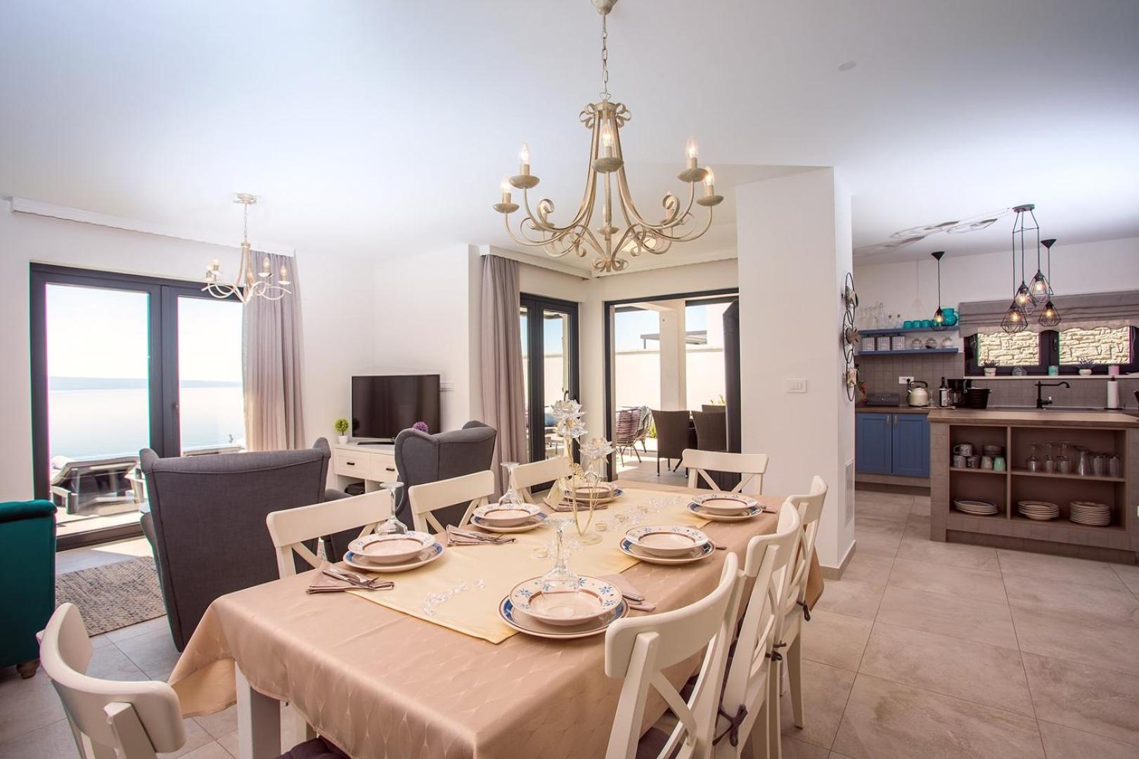 Villa Nano, 4 bedrooms, jacuzzi, heated pool, sea views, pebble beach 850m view 5