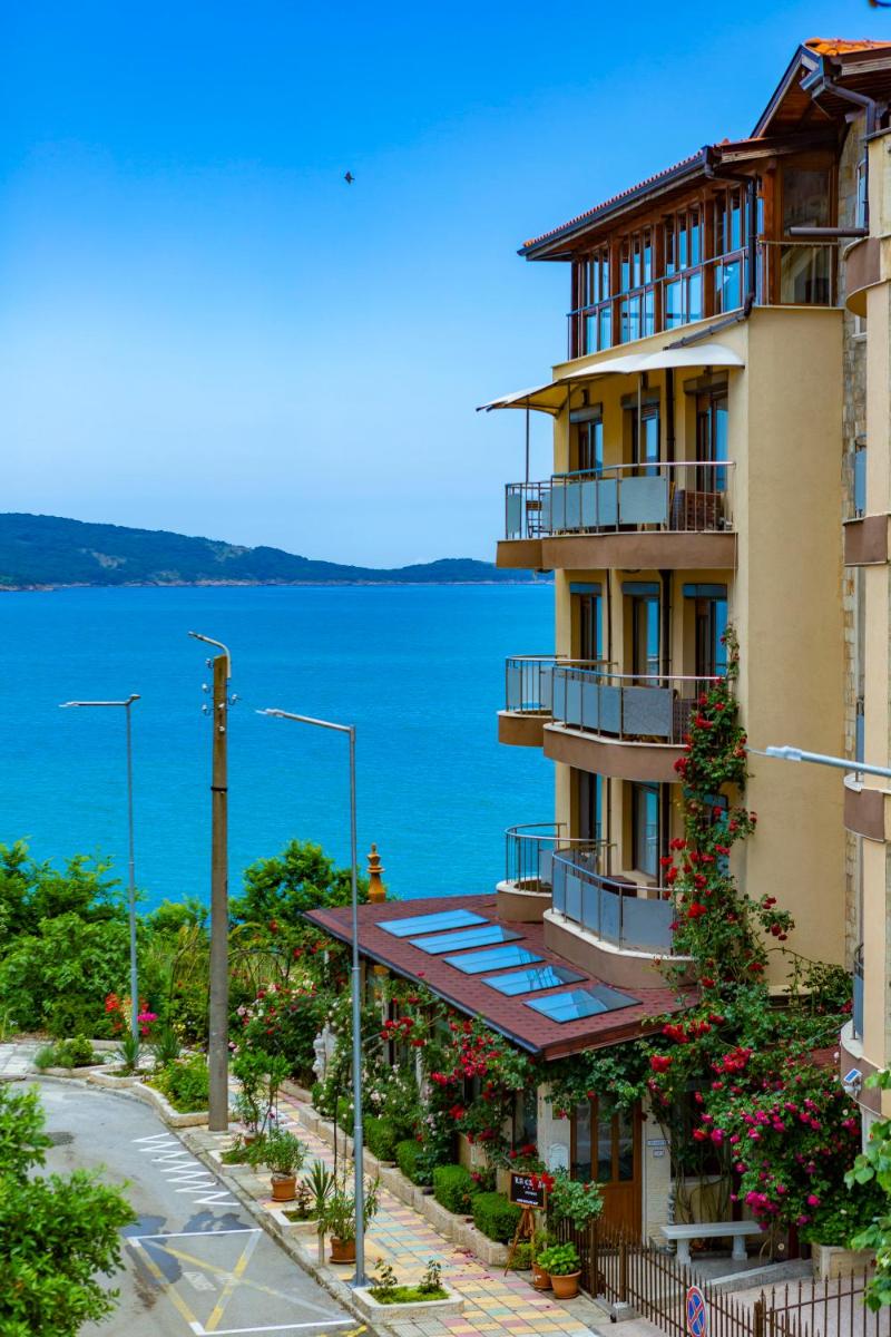 Hotel La Casa Primorsko - Image 1