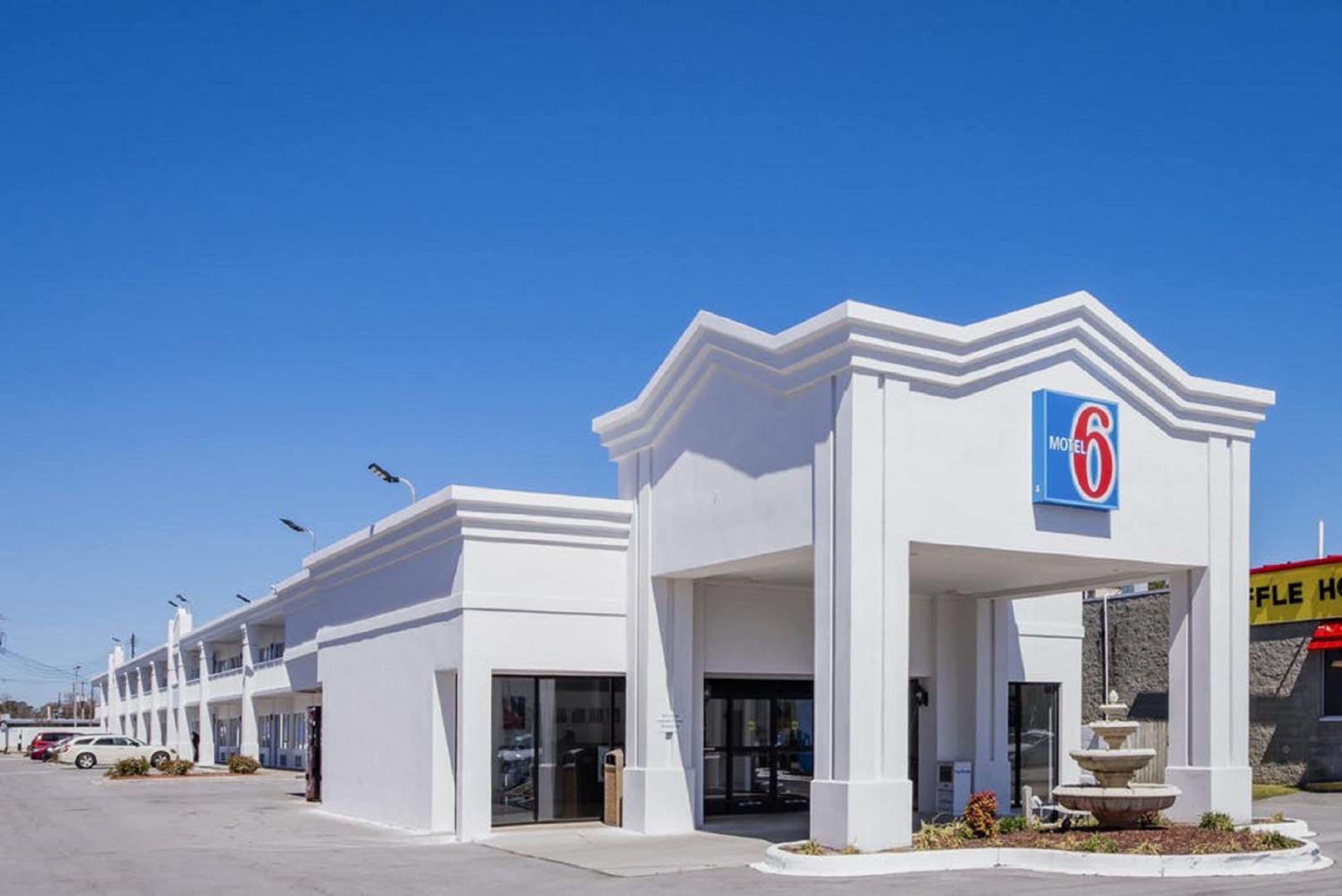Jacksonville Vacations - Motel 6-Jacksonville, NC - Property Image 2