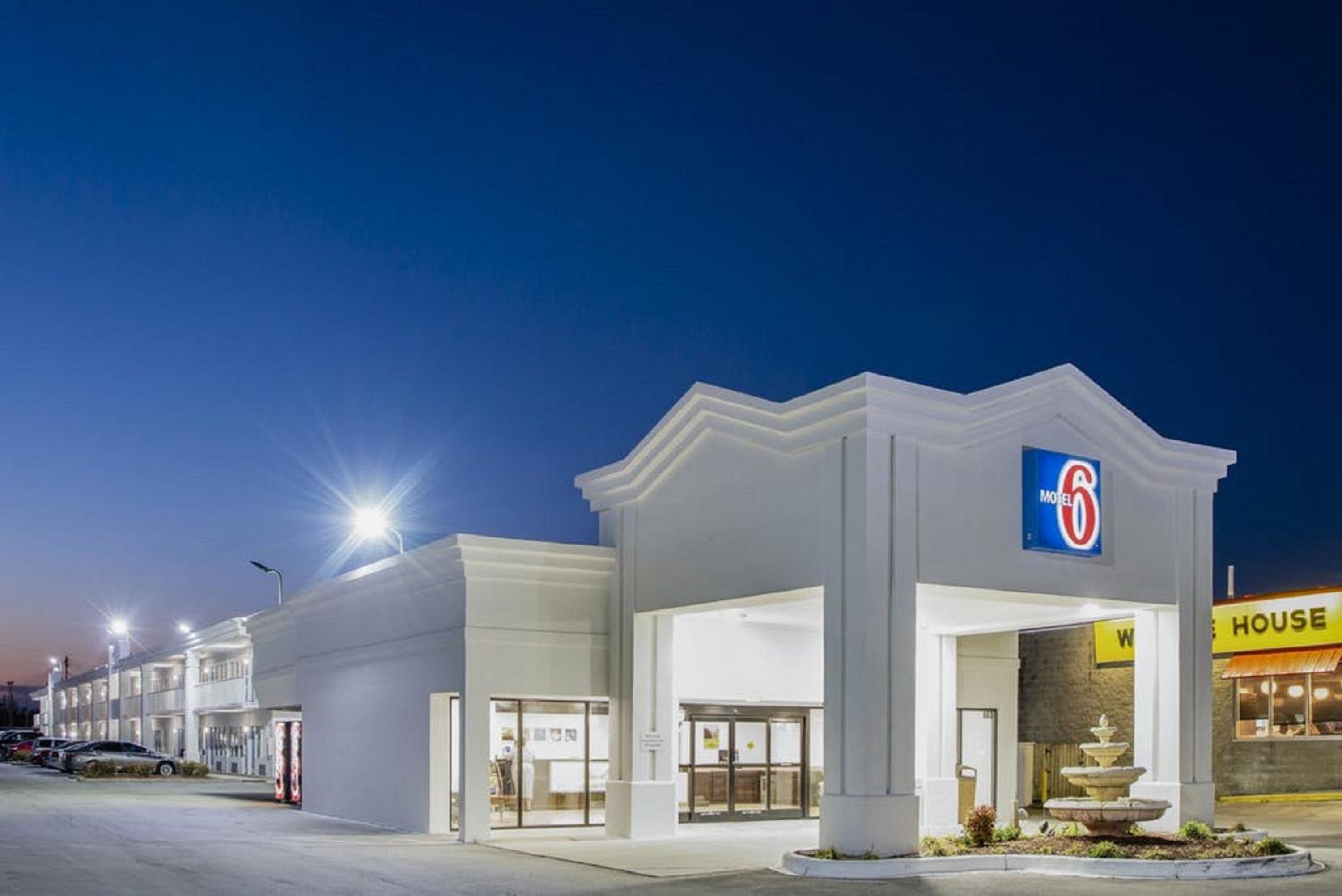 Jacksonville Vacations - Motel 6-Jacksonville, NC - Property Image 3
