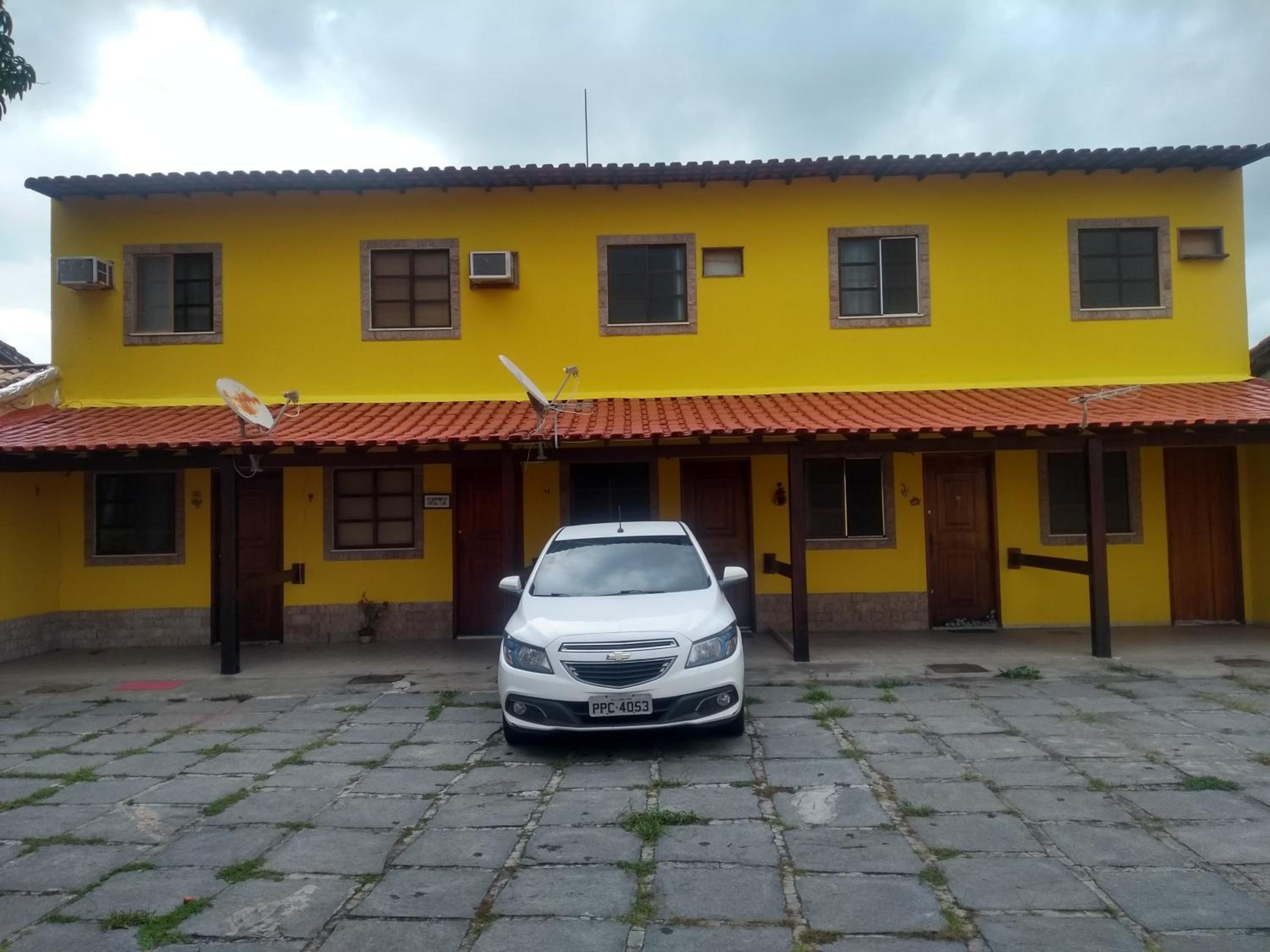 Casa com 2 quartos em condomínio