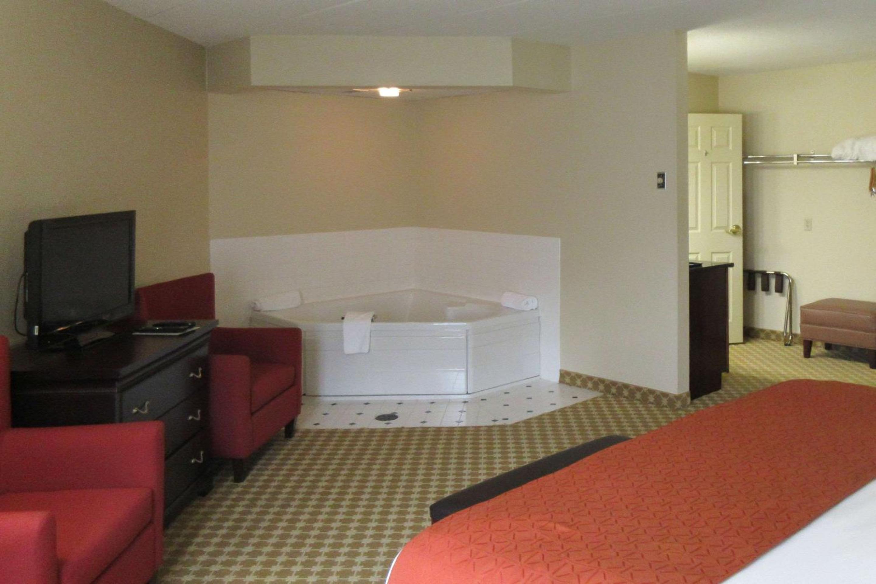 Alexandria Vacations - Quality Inn  Suites - Property Image 4