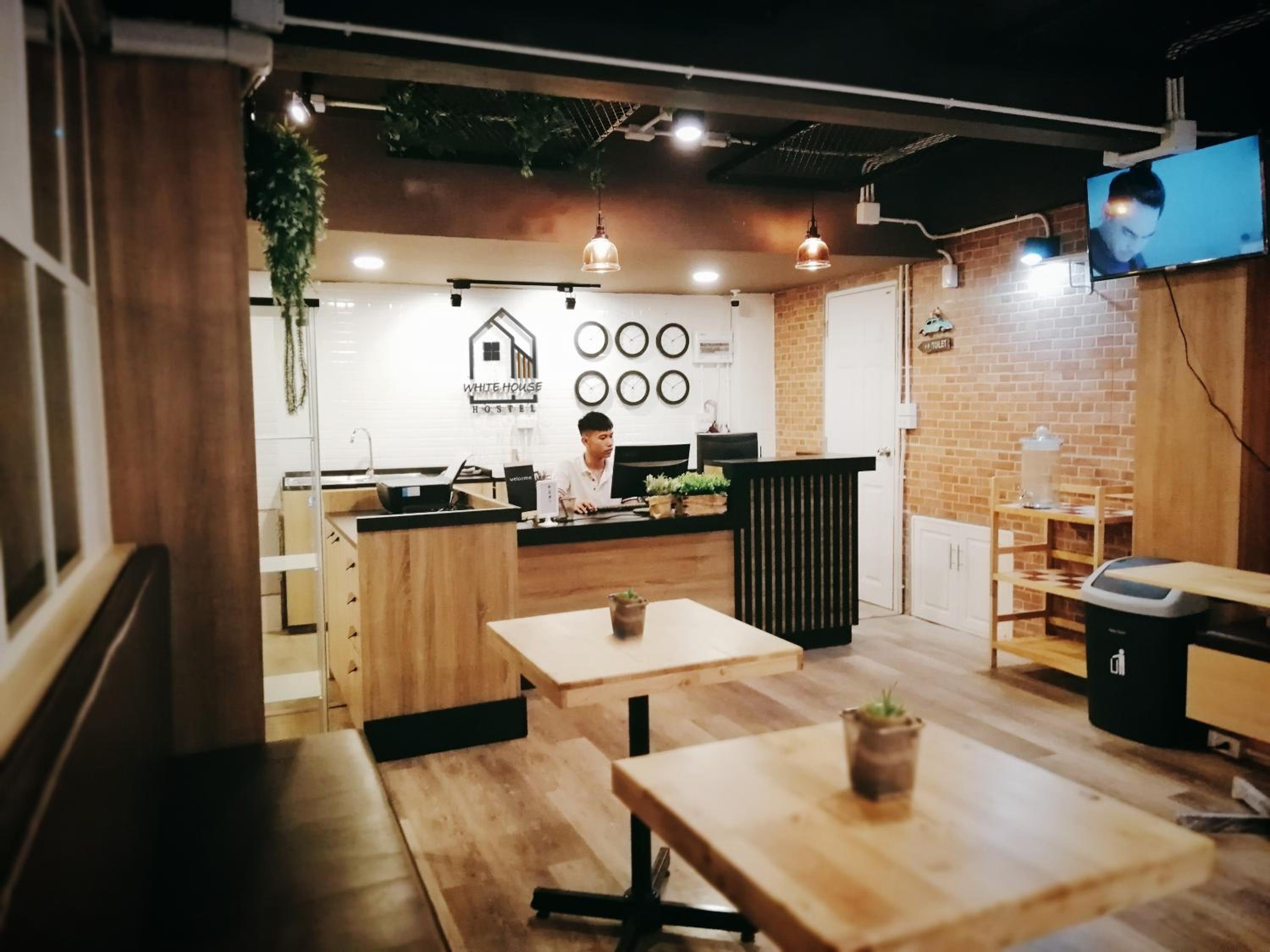 White House Hostel