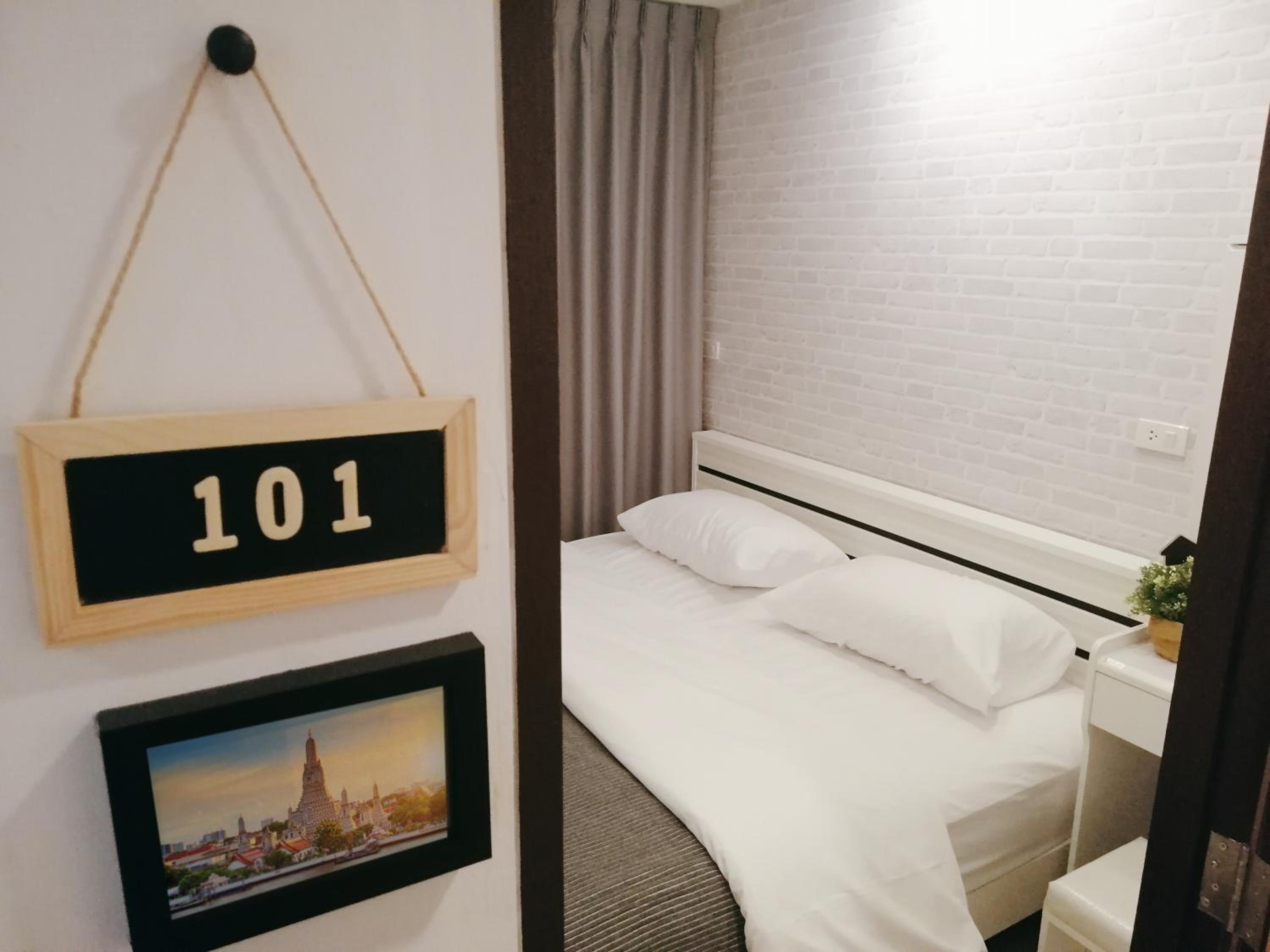 White House Hostel