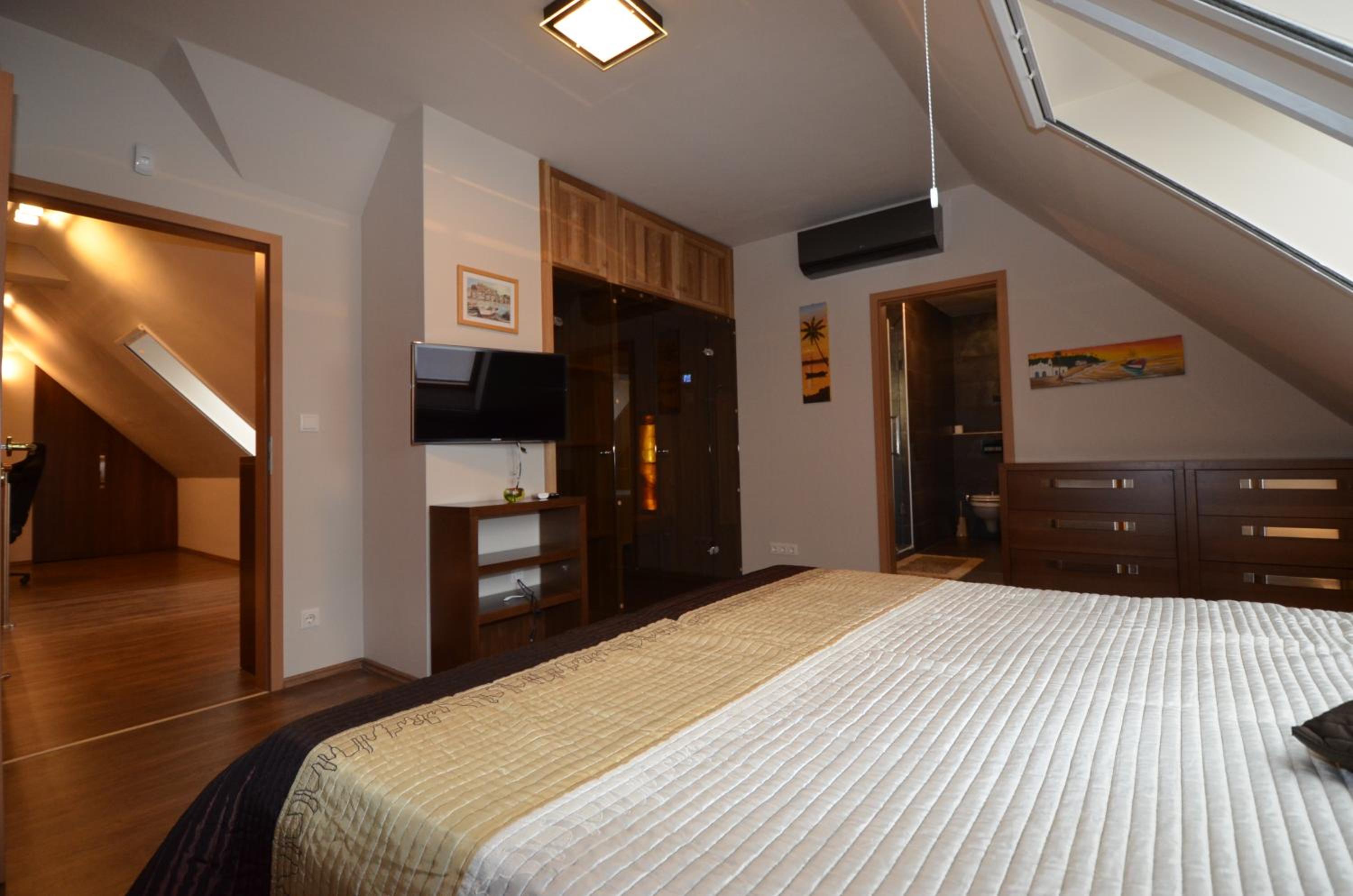 Arpad Bridge Apartments