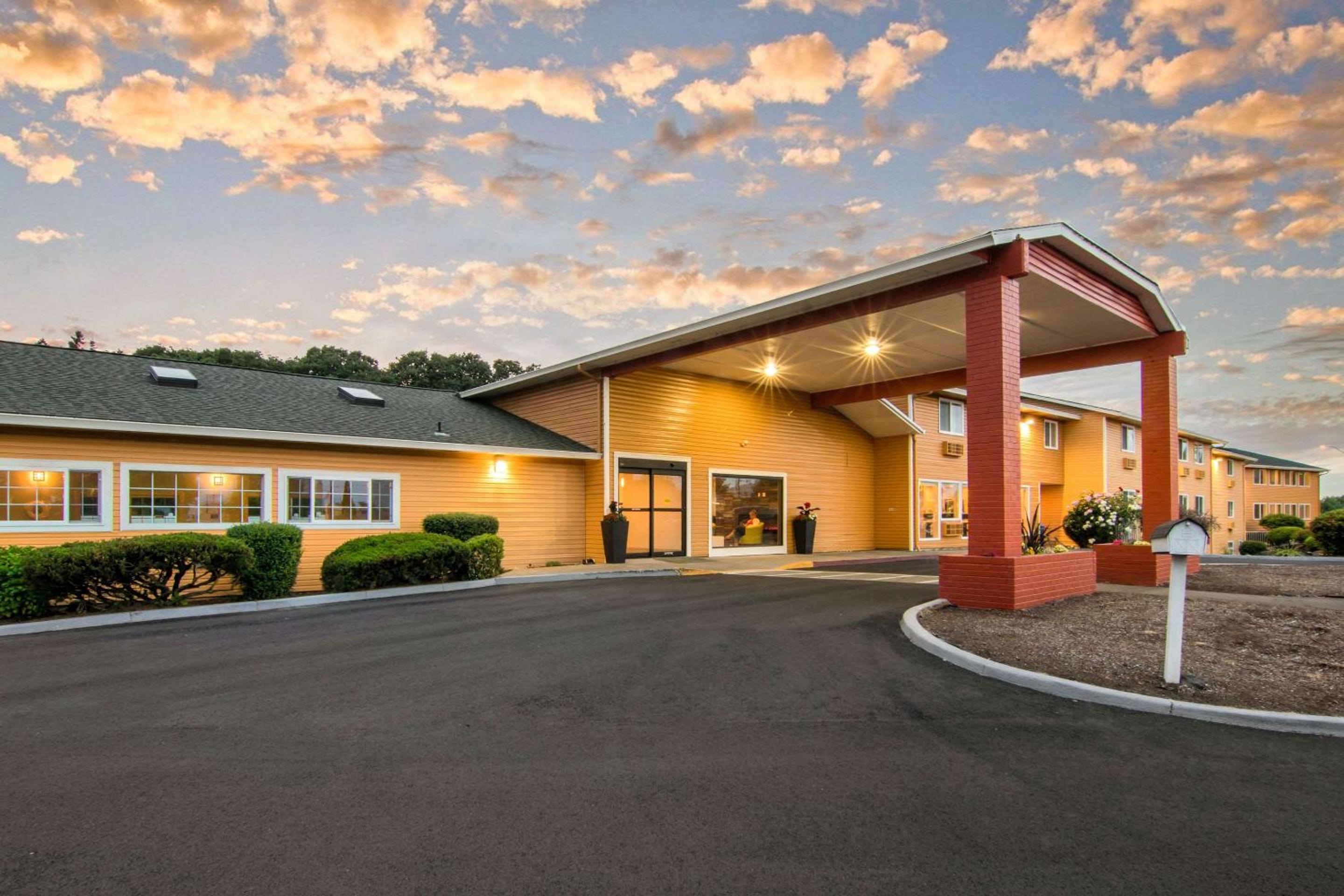 Corvallis Vacations - Quality Inn  Suites Albany Corvallis - Property Image 1