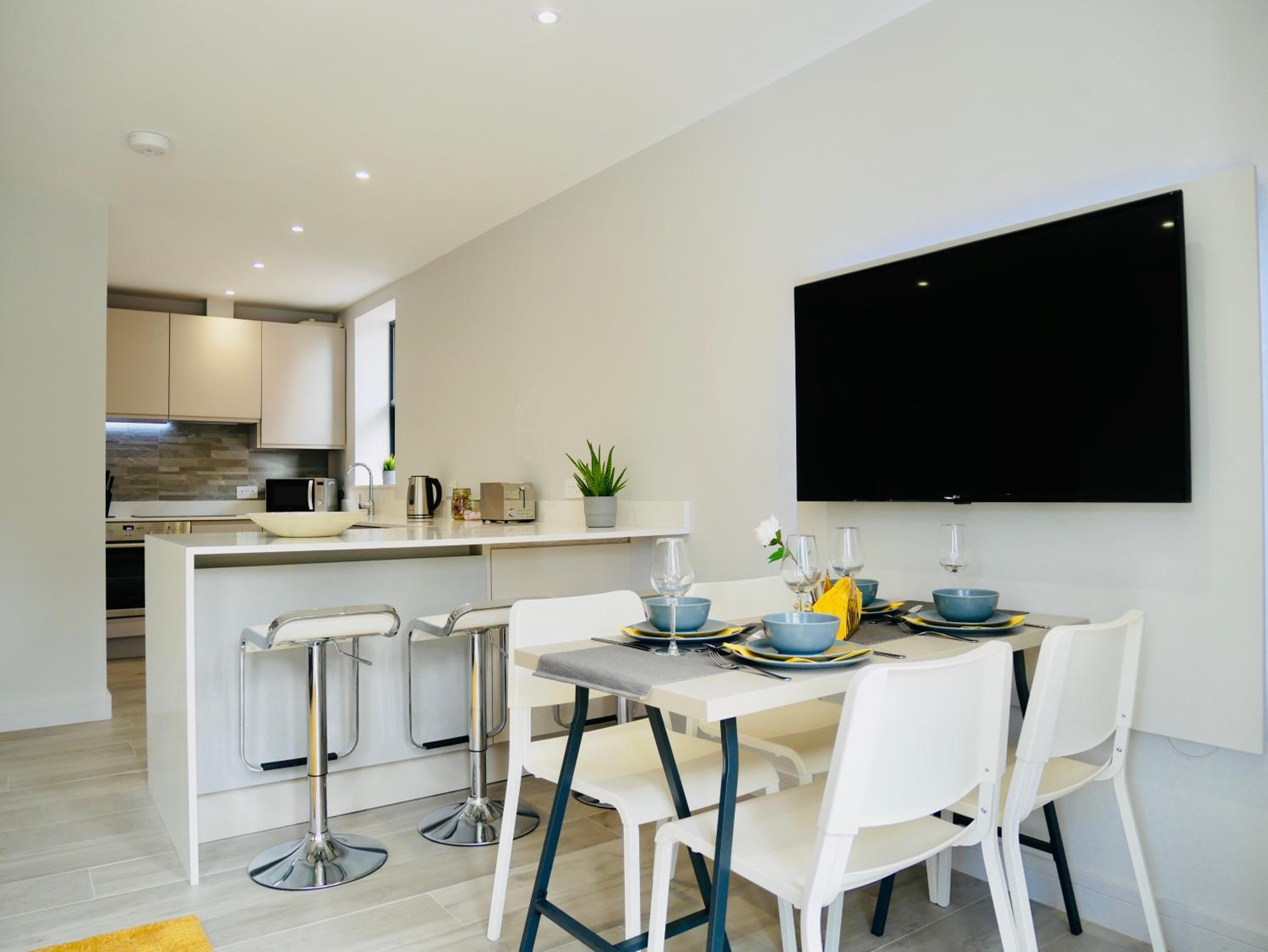 Beautiful AlumPointe Apartment - 400m to the beach view 3