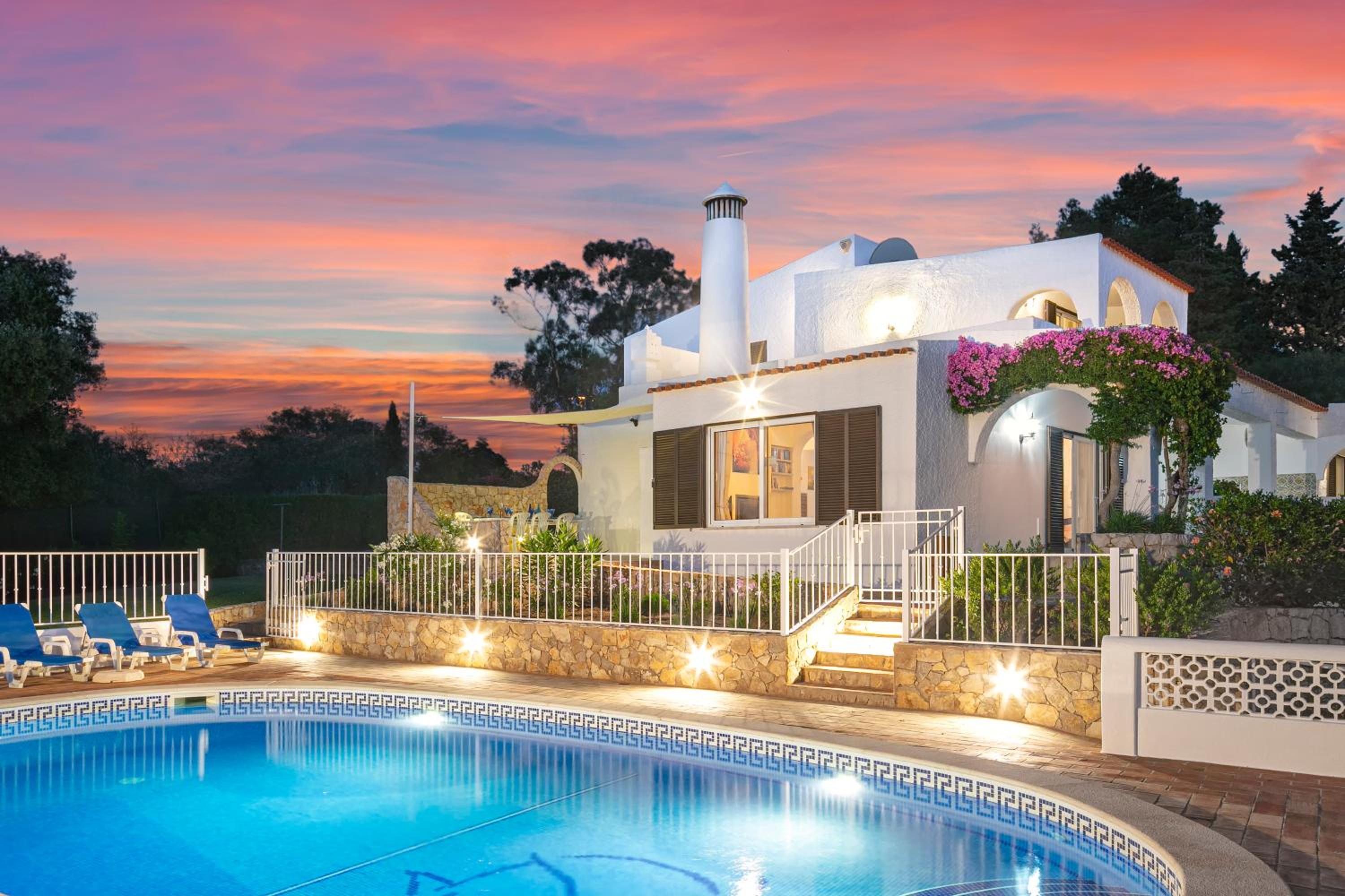 Villa Tara, Heated private pool, short walk to to town & beach view 3
