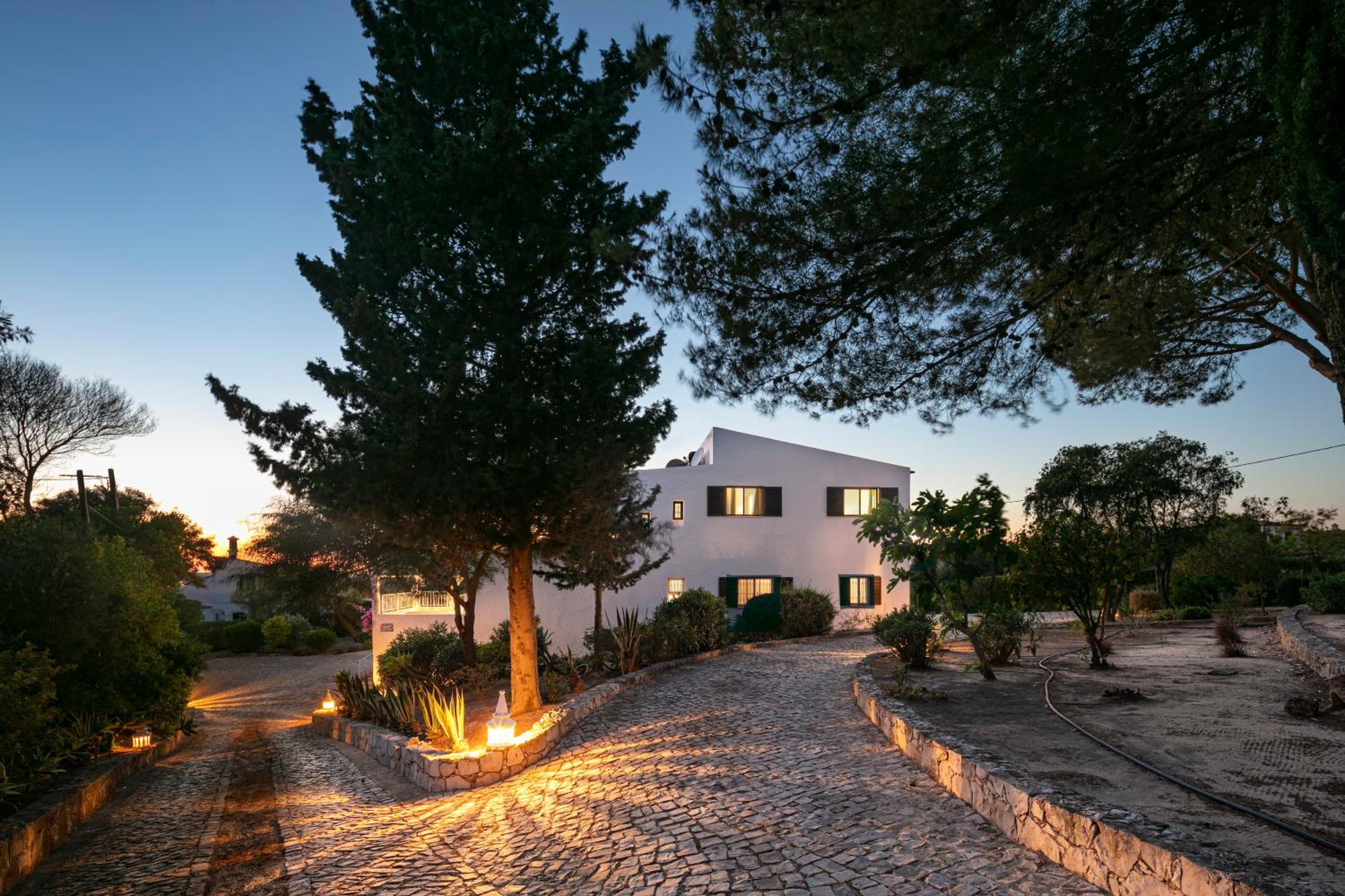 Villa Tara, Heated private pool, short walk to to town & beach view 2