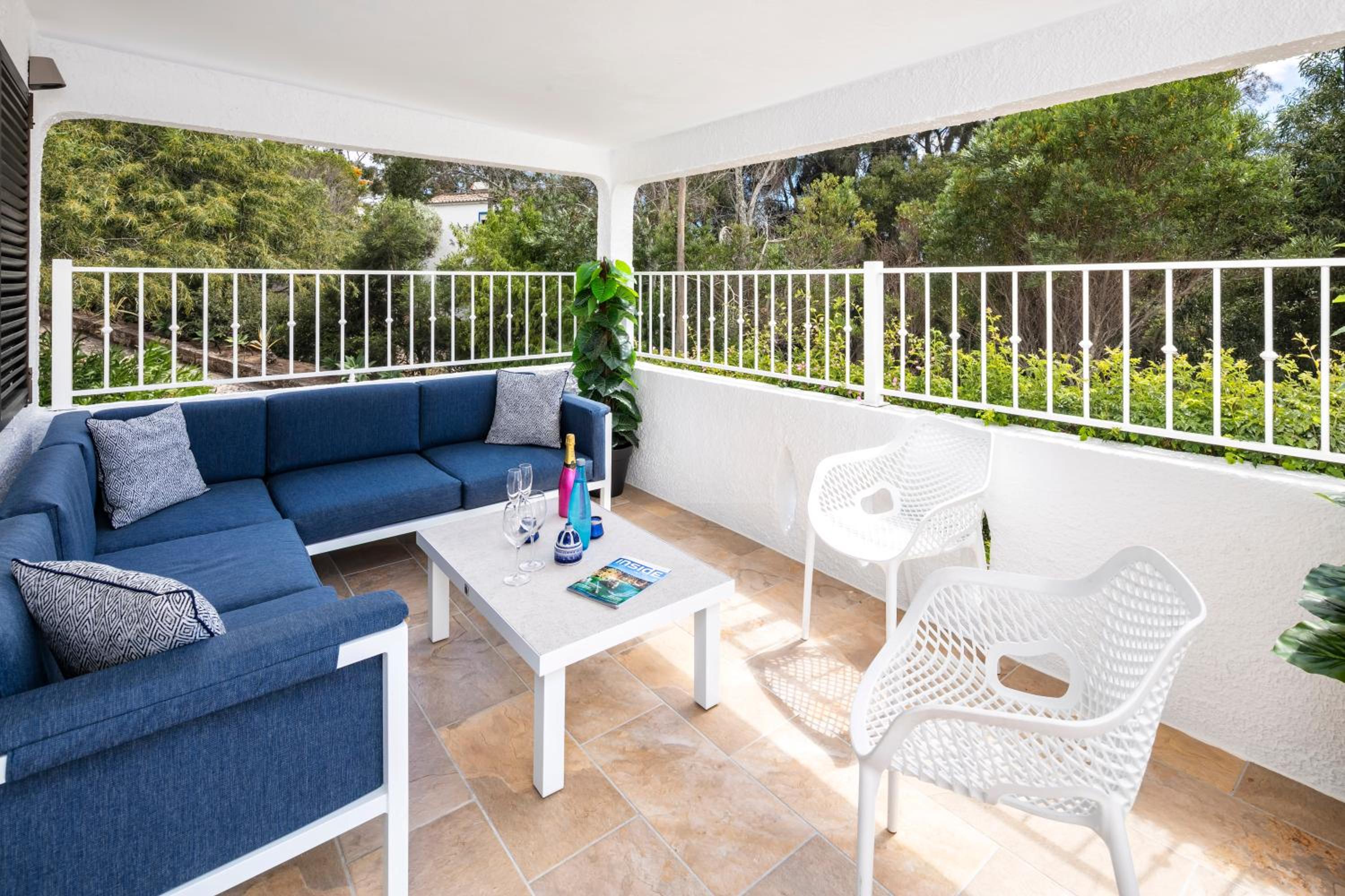 Villa Tara, Heated private pool, short walk to to town & beach view 4