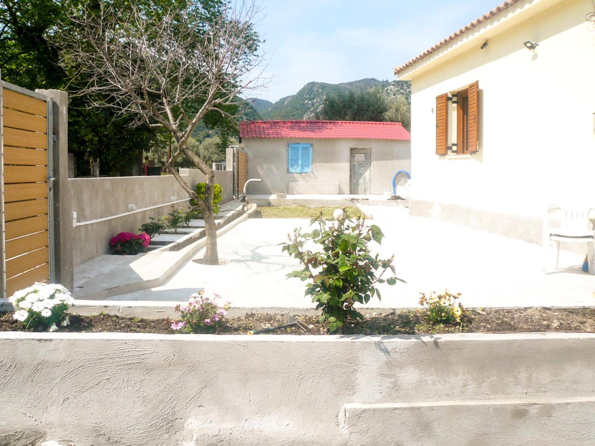 Lefkada Family friendly house with parking ,yard photo 4