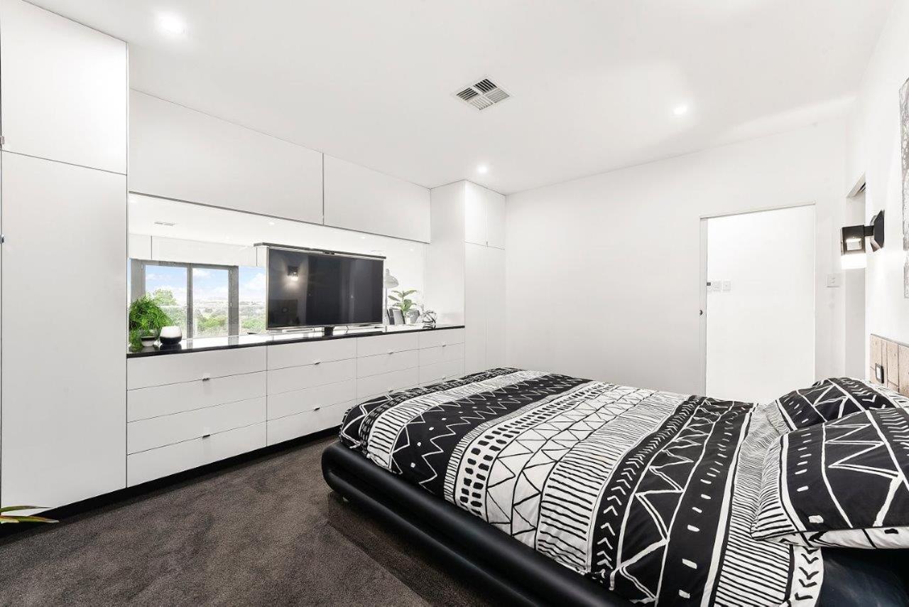 KENNEDY EXECUTIVE TOWNHOUSE