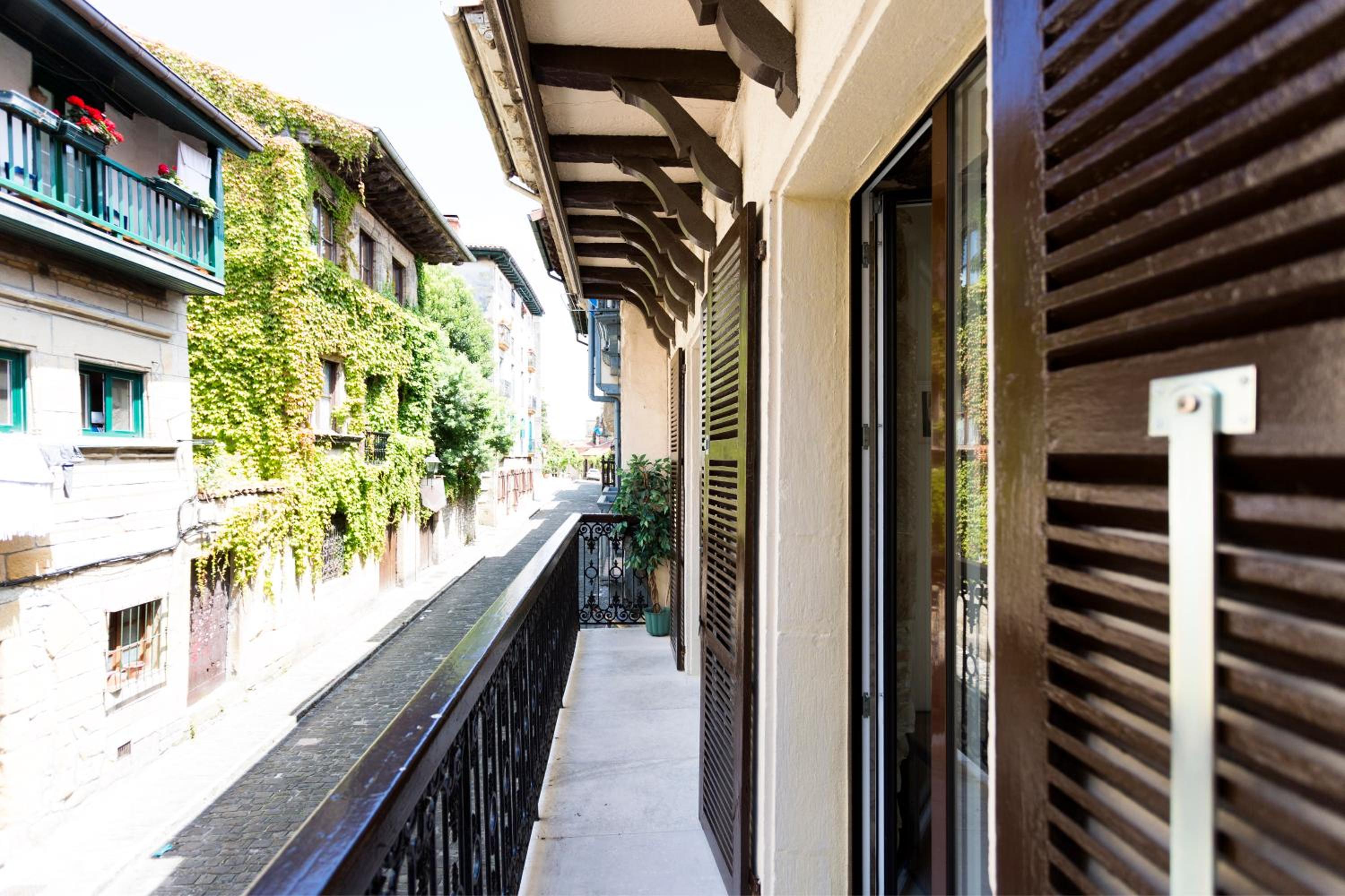 Hontza by Smiling Rentals view 4