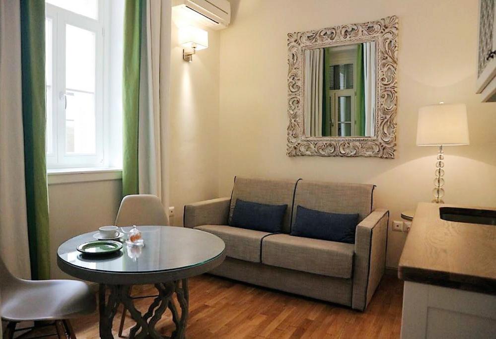 Acropolis TownHouseCo Suites