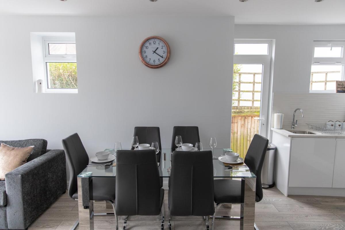 Harrow Vacations - London Northwick Park Serviced Apartments by Riis Property - Property Image 75