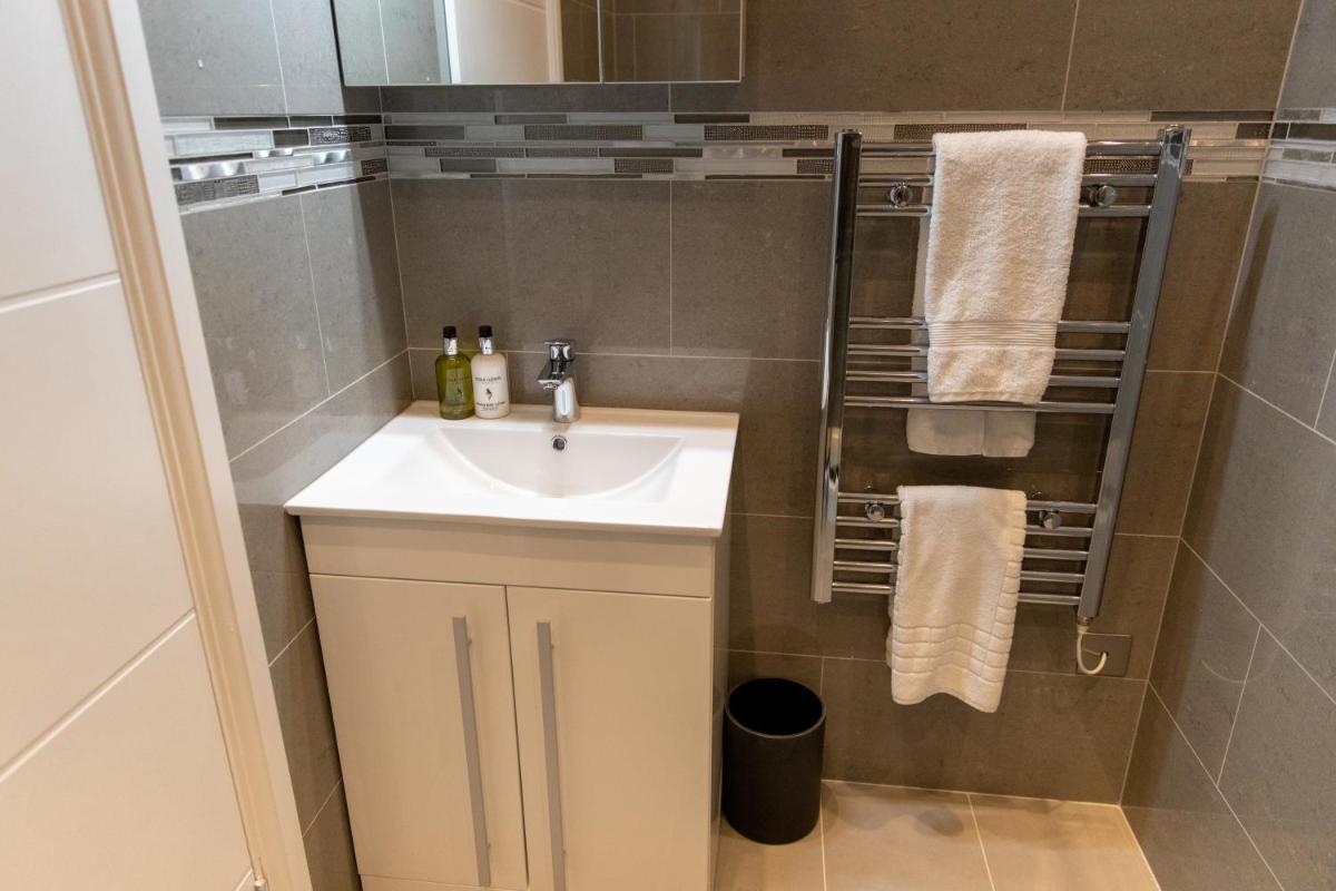 Harrow Vacations - London Northwick Park Serviced Apartments by Riis Property - Property Image 28
