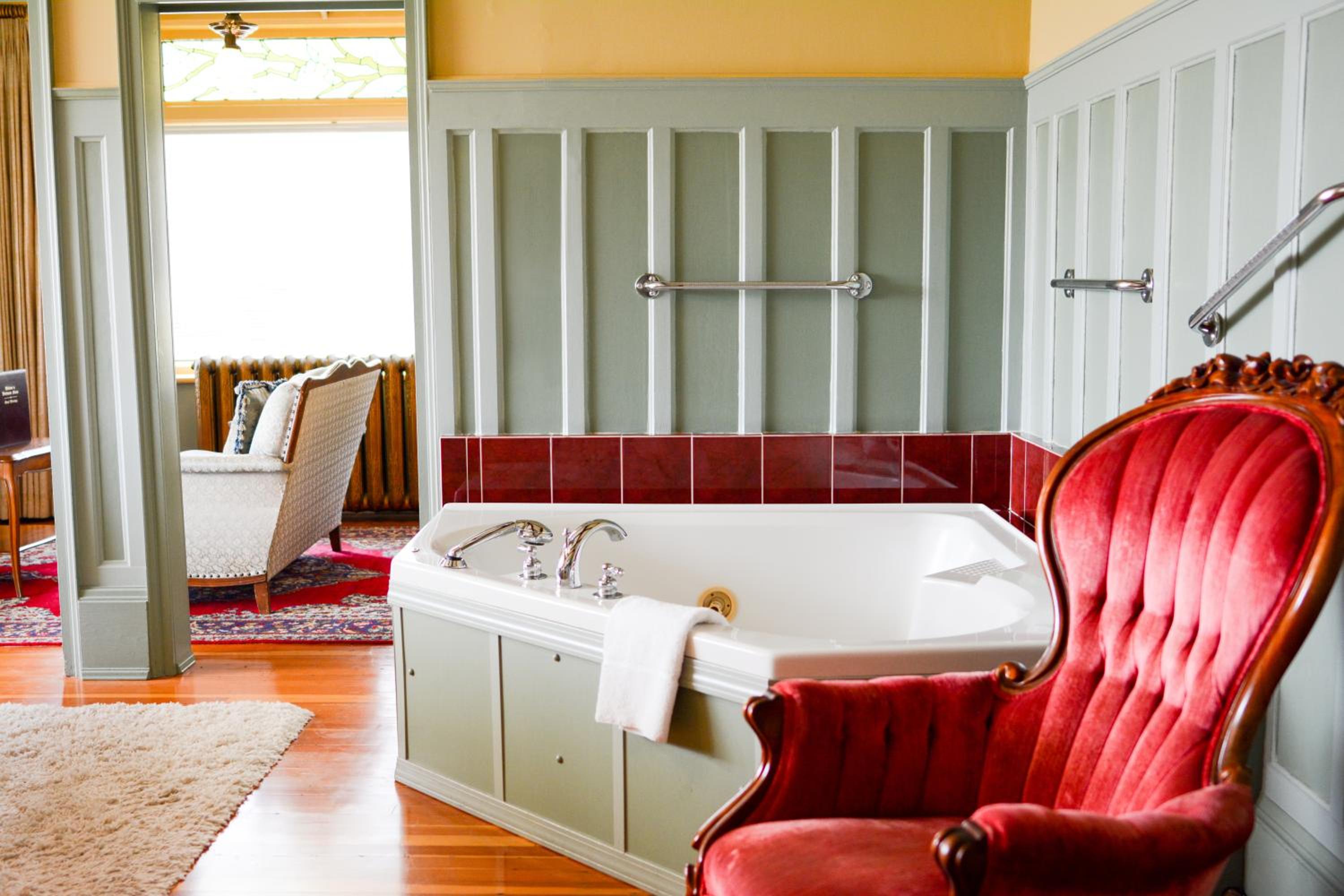 Dashwood Manor Seaside Bed & Breakfast - Image 2