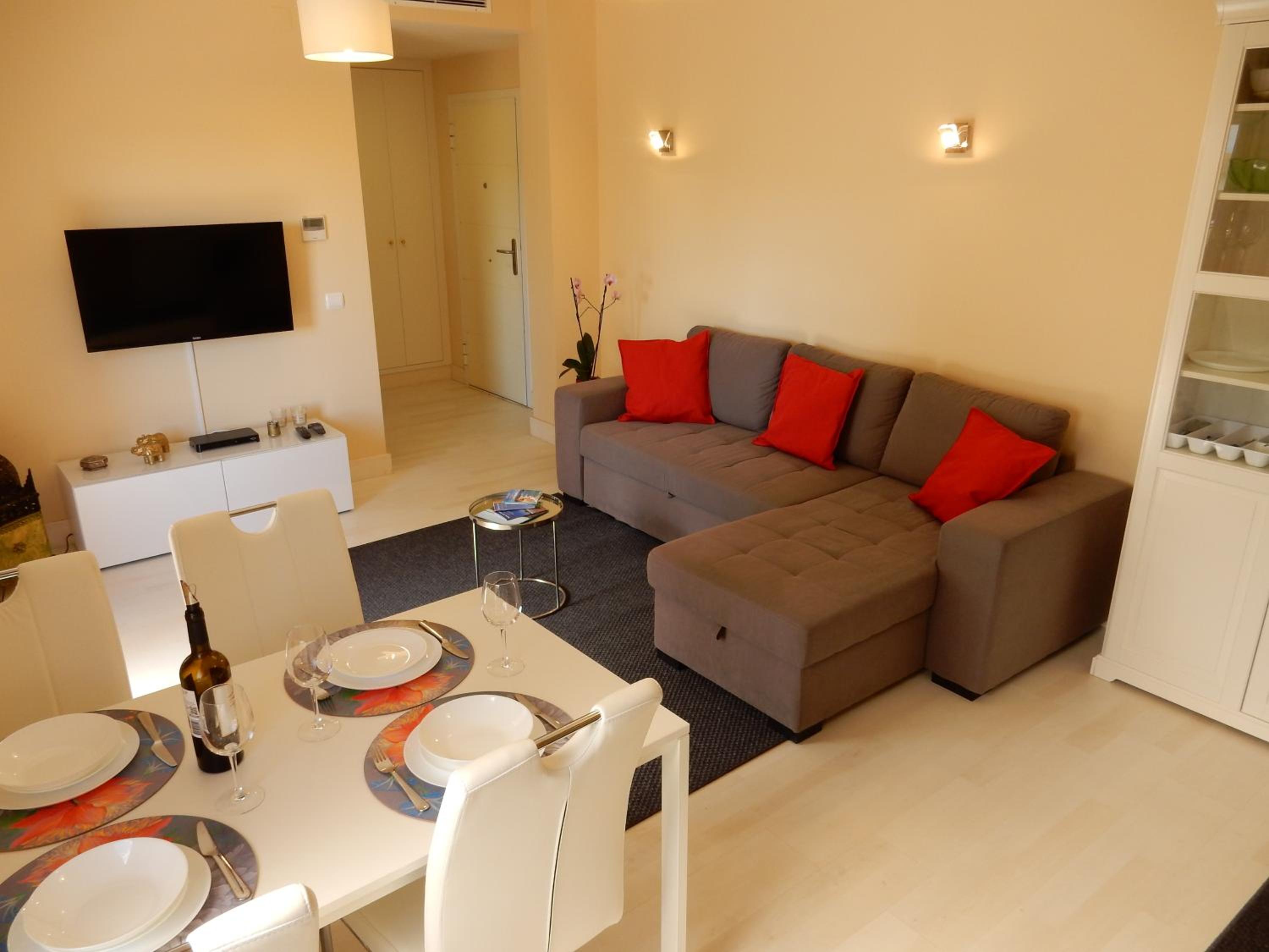 Beach & Sea Apt, Fast WIFI, Airco, Private Parking and Pool view 5