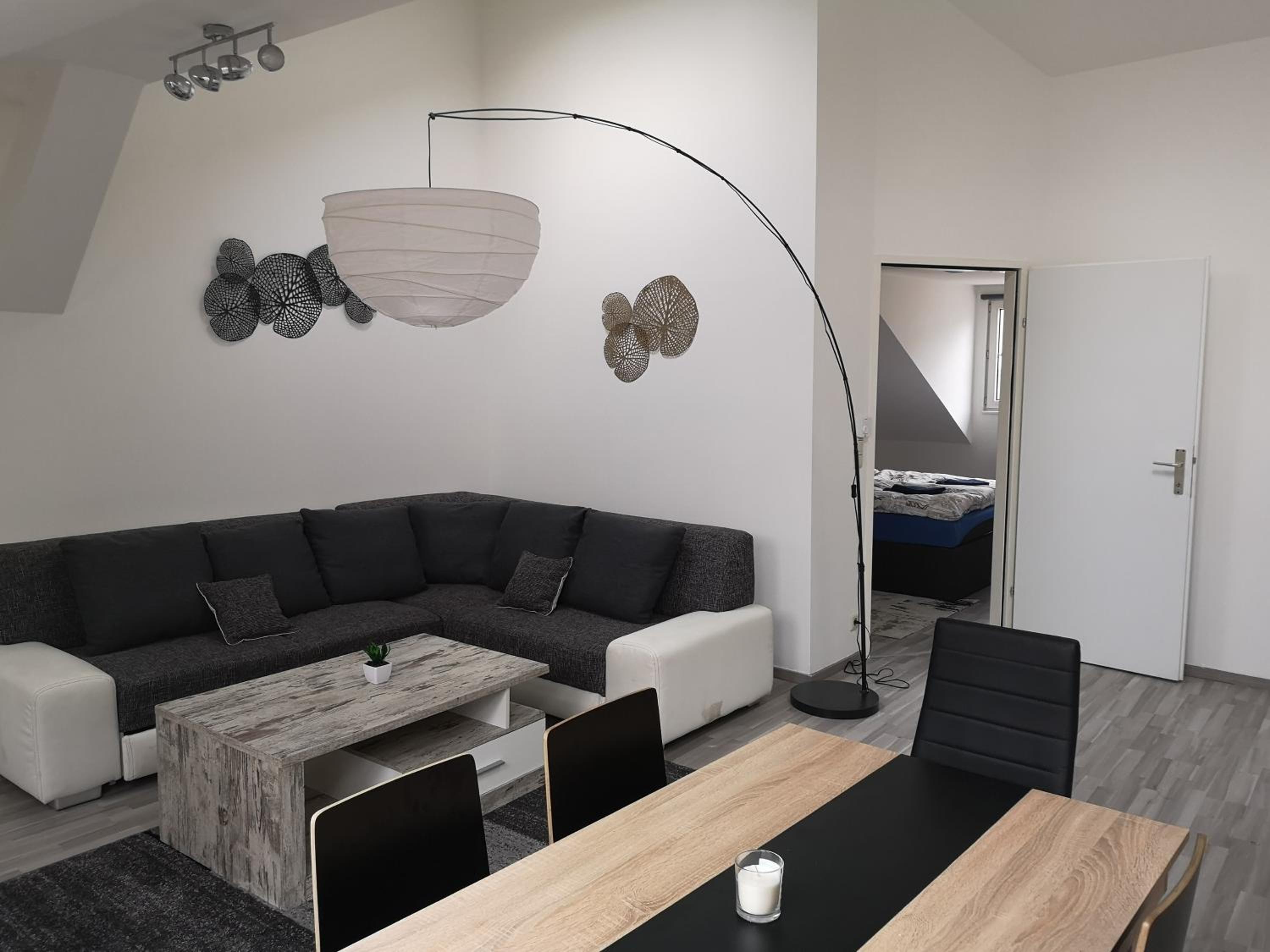 Light-Filled 4-Bedroom Attic Flat with Air Conditioning