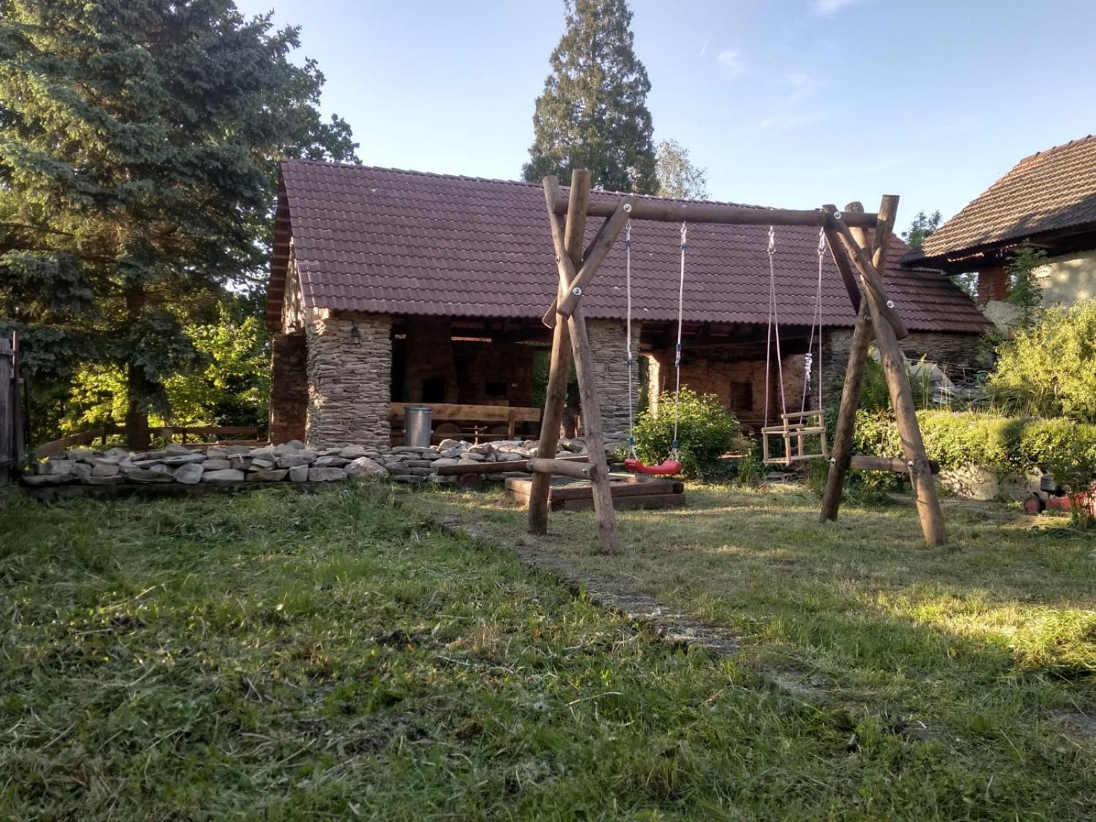 NA SAMOTĚ U LESA