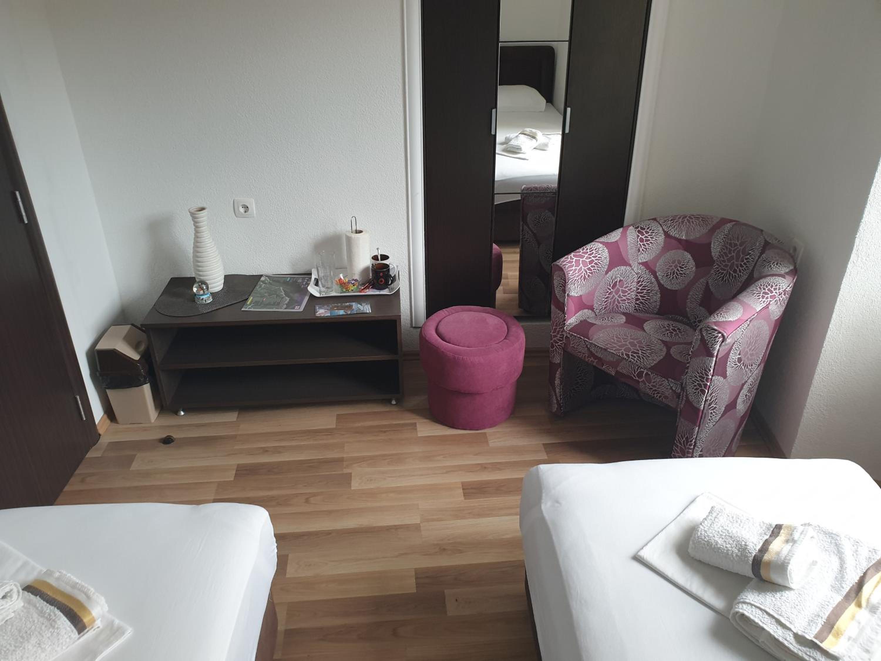 Hotel Nova dvokrevetna soba sa dva odvojena kreveta i zajedničkim kupatilom - Image 1