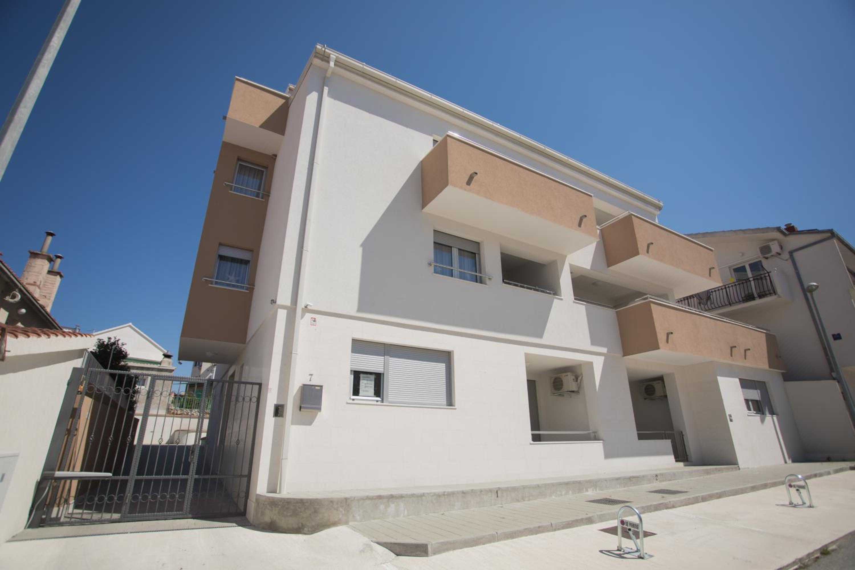 Hotel green pine - Image 1