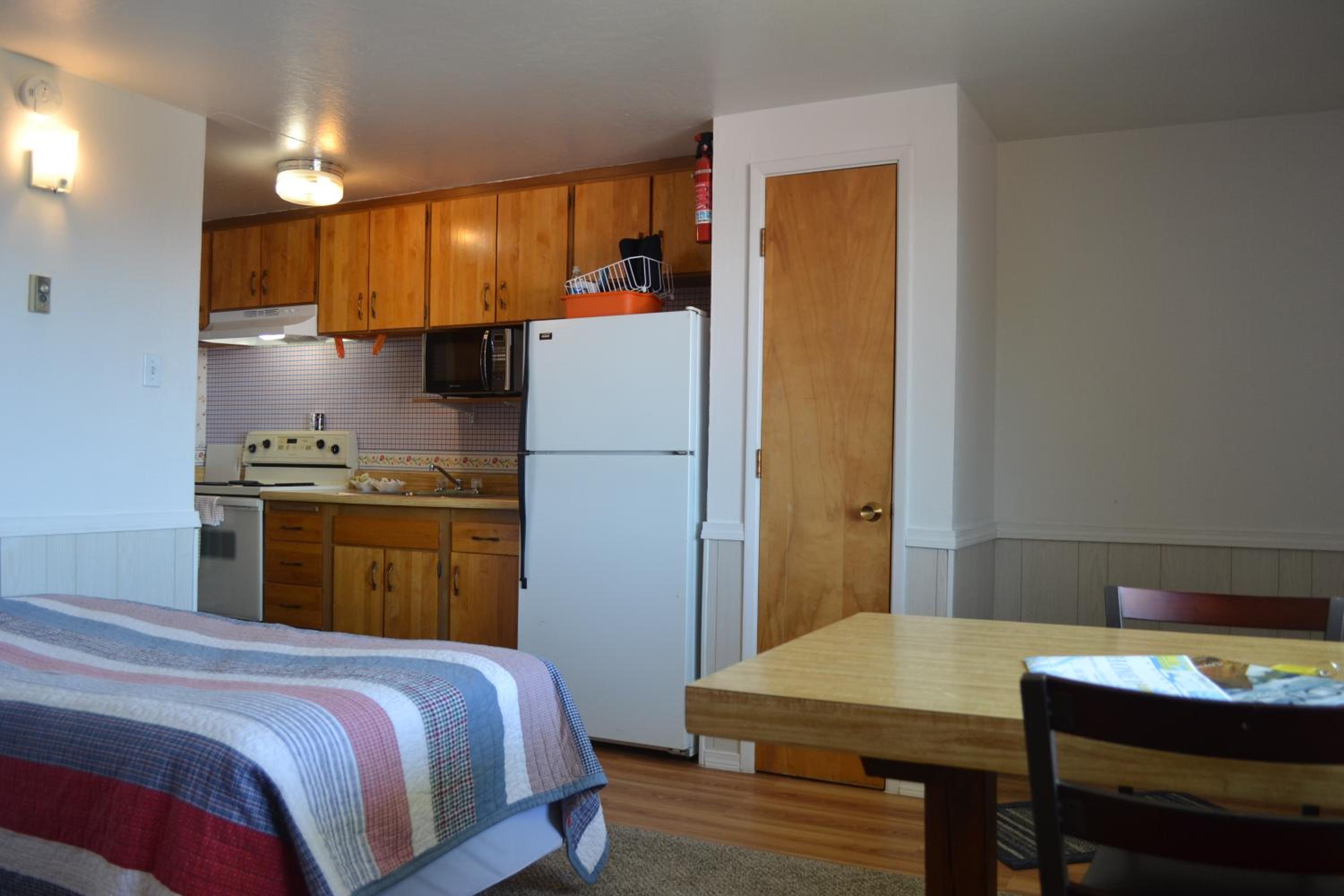 Homer Vacations - Pioneer Inn Downtown - Property Image 3