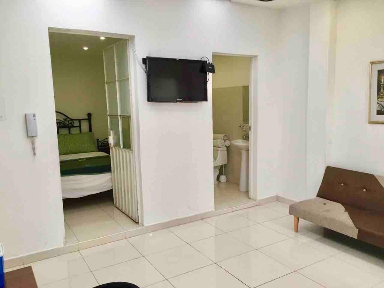 SPACIOUS 2 BEDROOM APARTMENT CENTRAL LOCATION 101 view 4