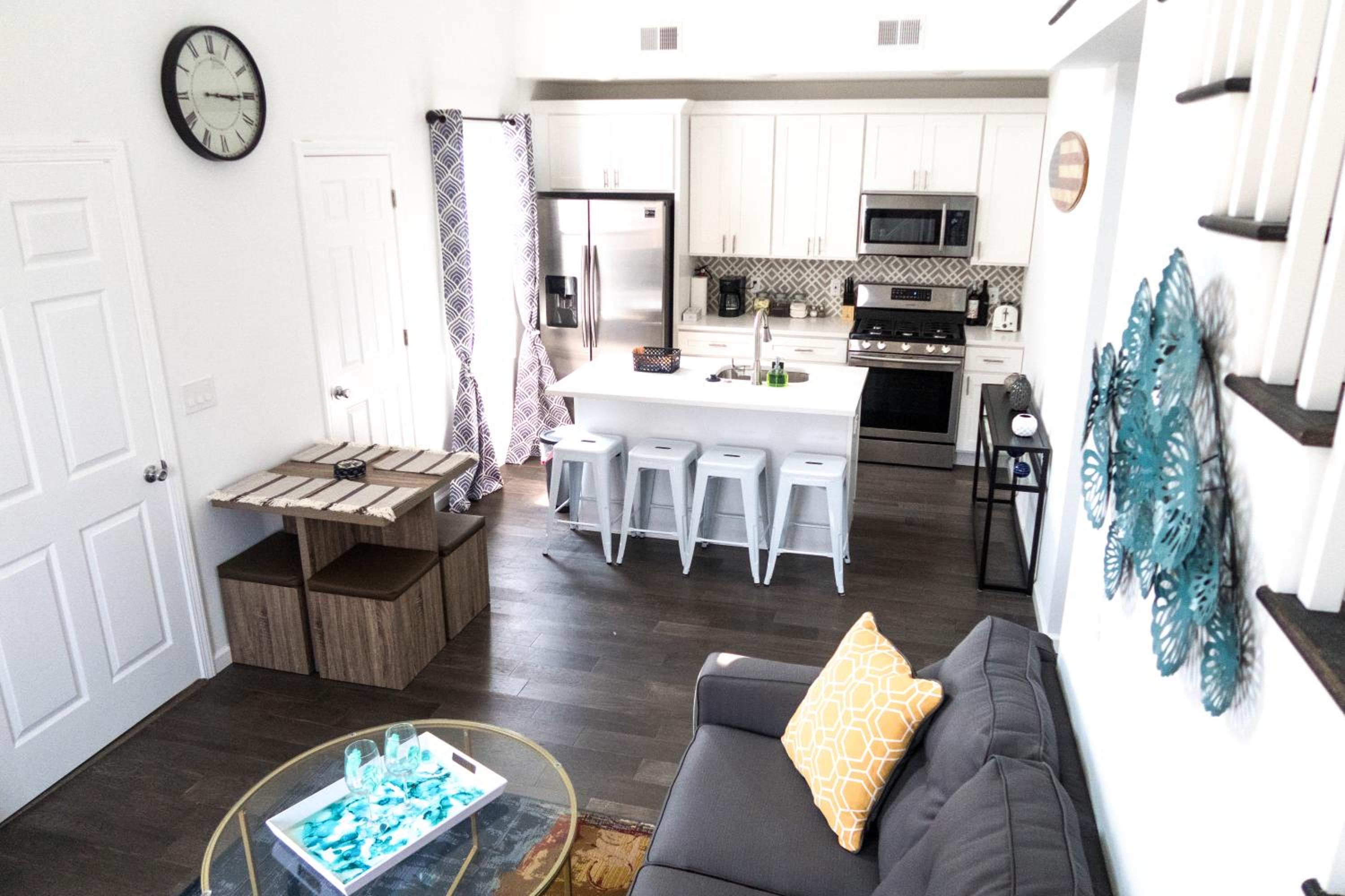 Lux 3 Bd - Perfect & Parking & Massive Patio view 4