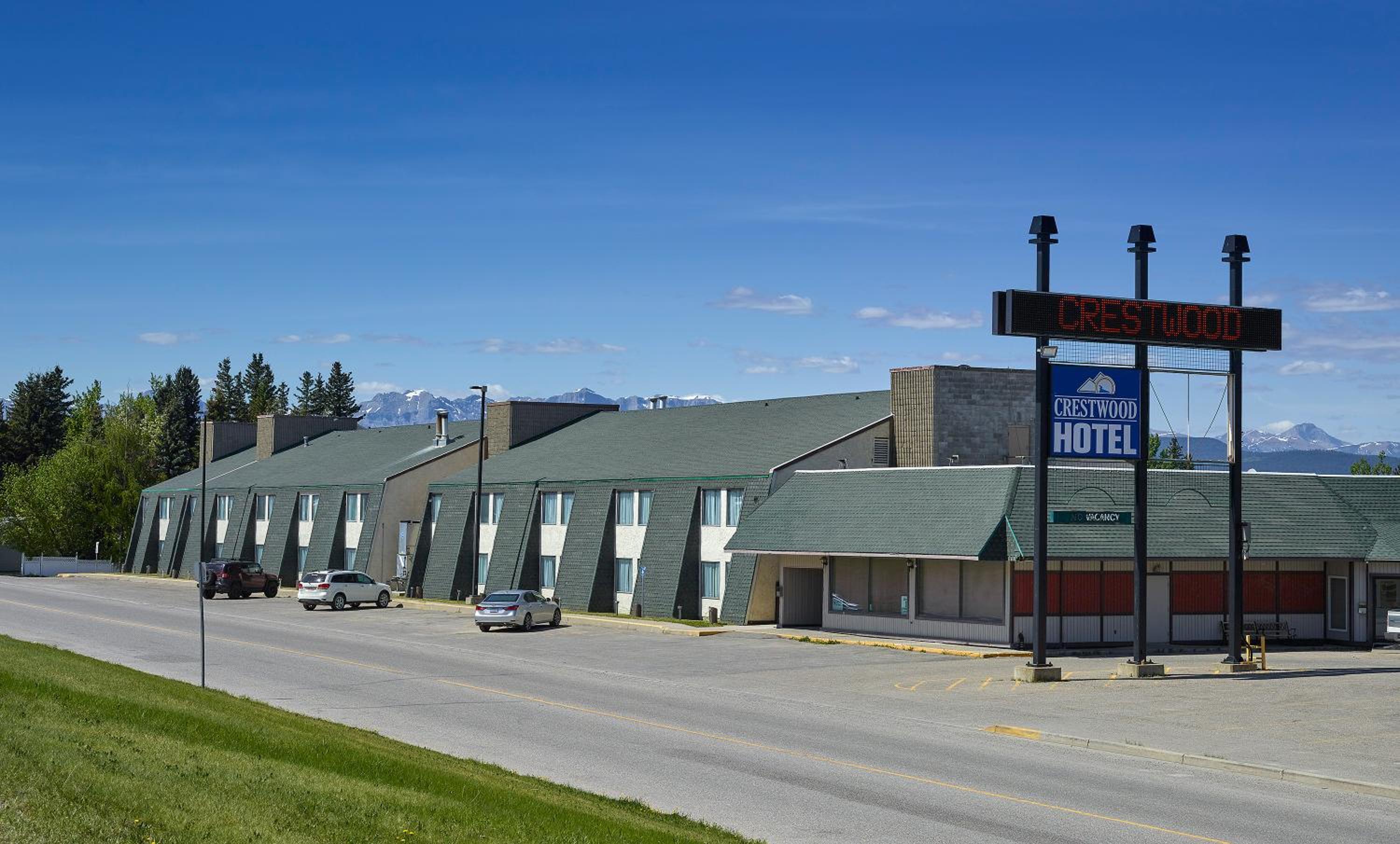Hinton Vacations - Crestwood Hotel - Property Image 9