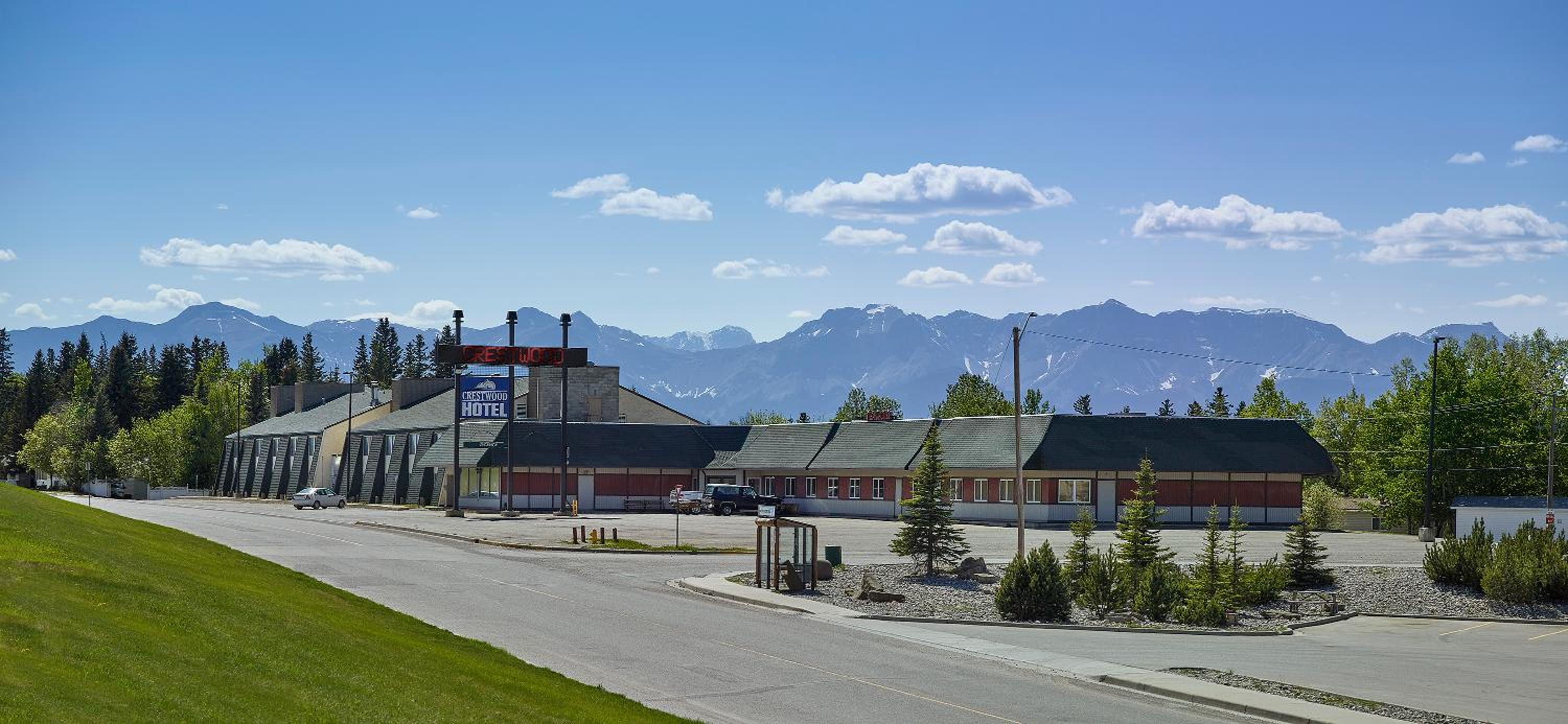 Hinton Vacations - Crestwood Hotel - Property Image 1
